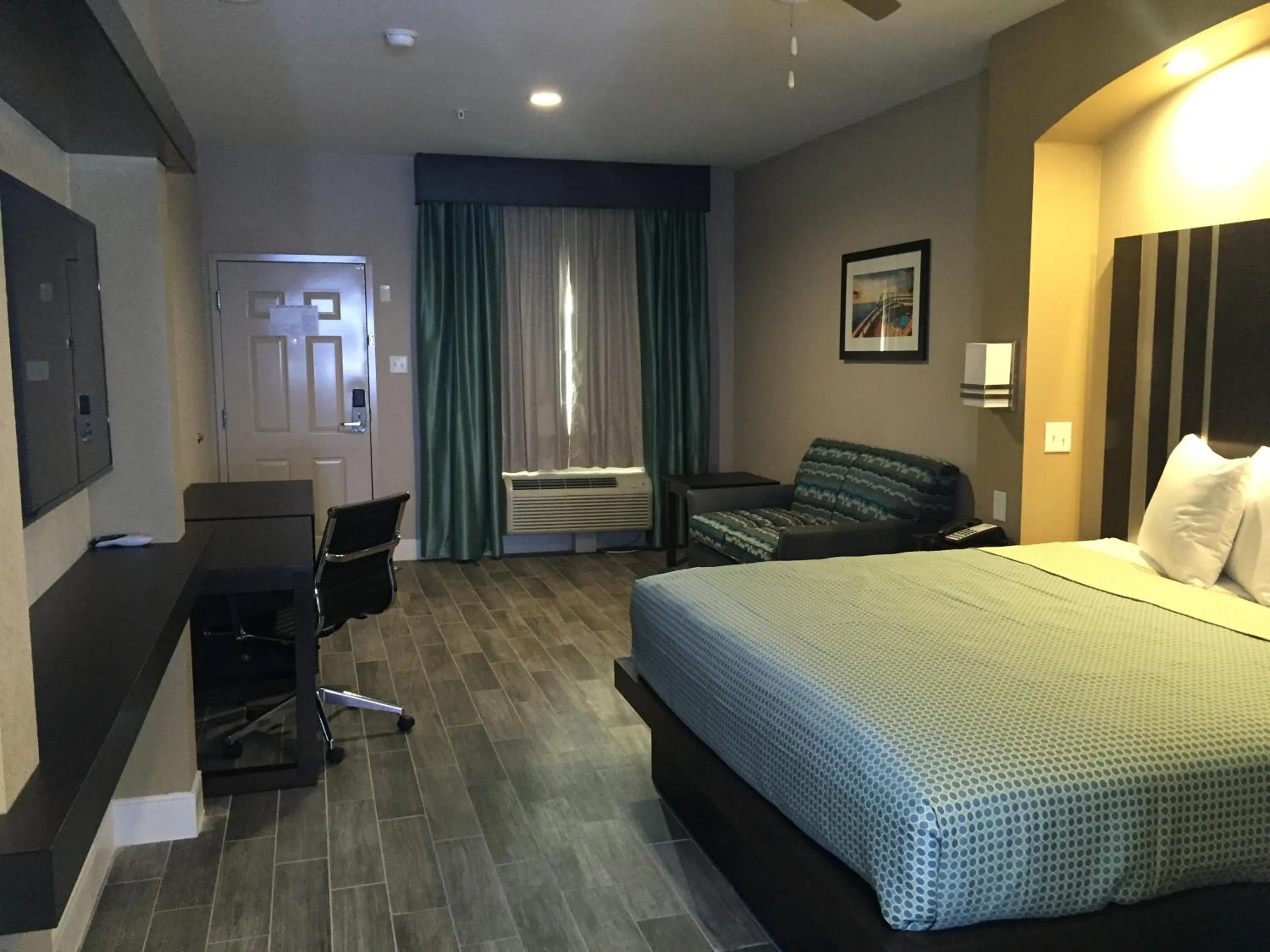 Bed in Econo Lodge Inn & Suites Houston NW-Cy-Fair