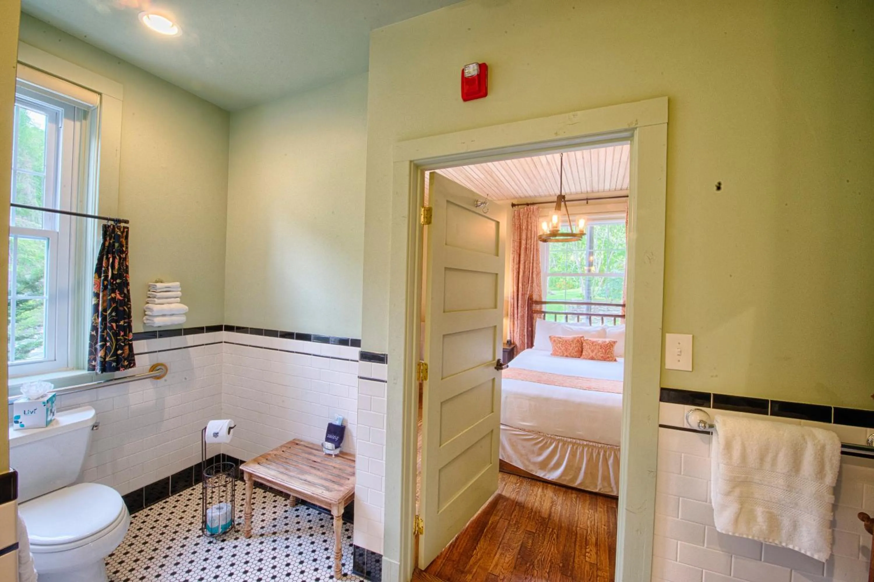Toilet, Bed in Historic Tapoco Lodge Resort