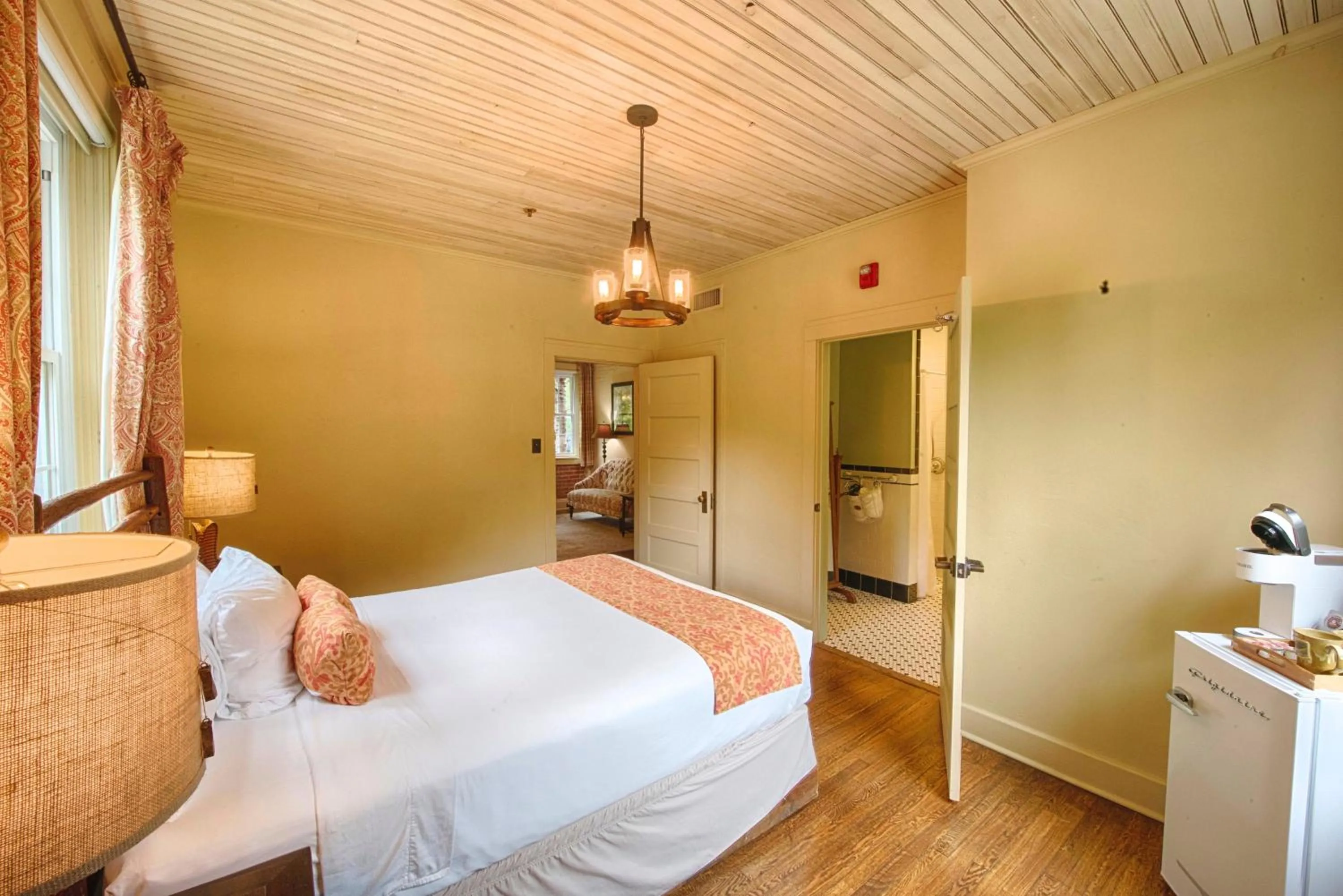 Bedroom, Bed in Historic Tapoco Lodge Resort