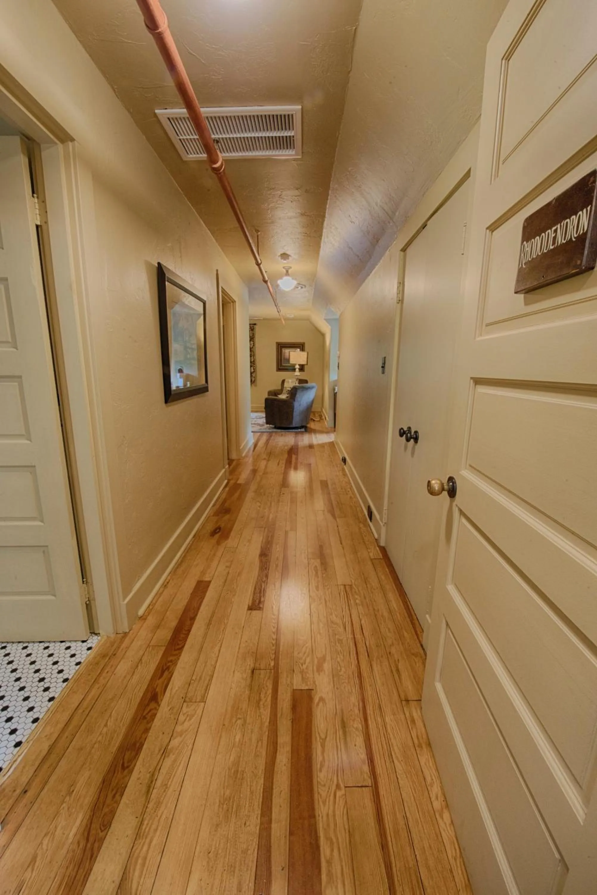 Photo of the whole room in Historic Tapoco Lodge Resort