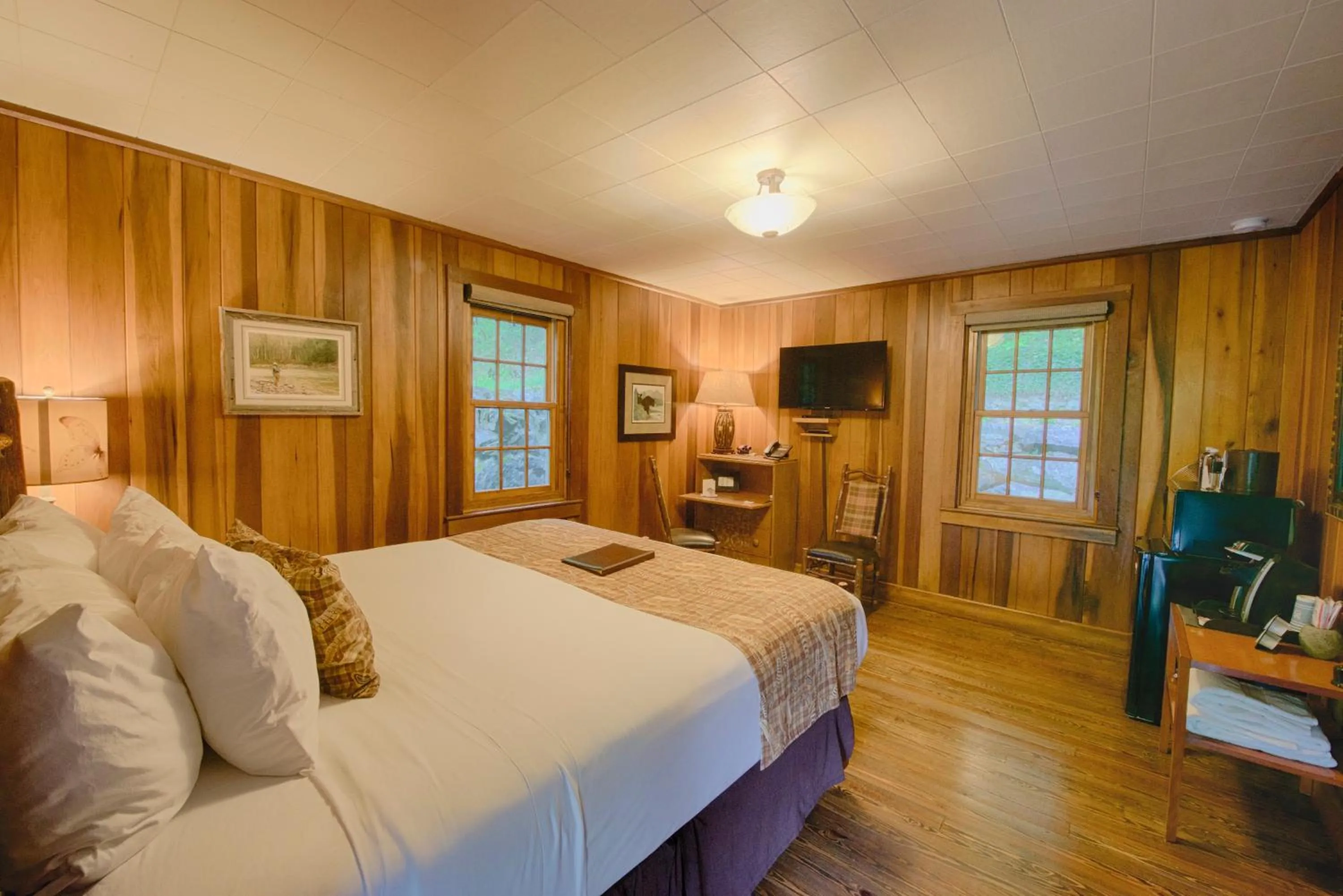 Bed in Historic Tapoco Lodge Resort