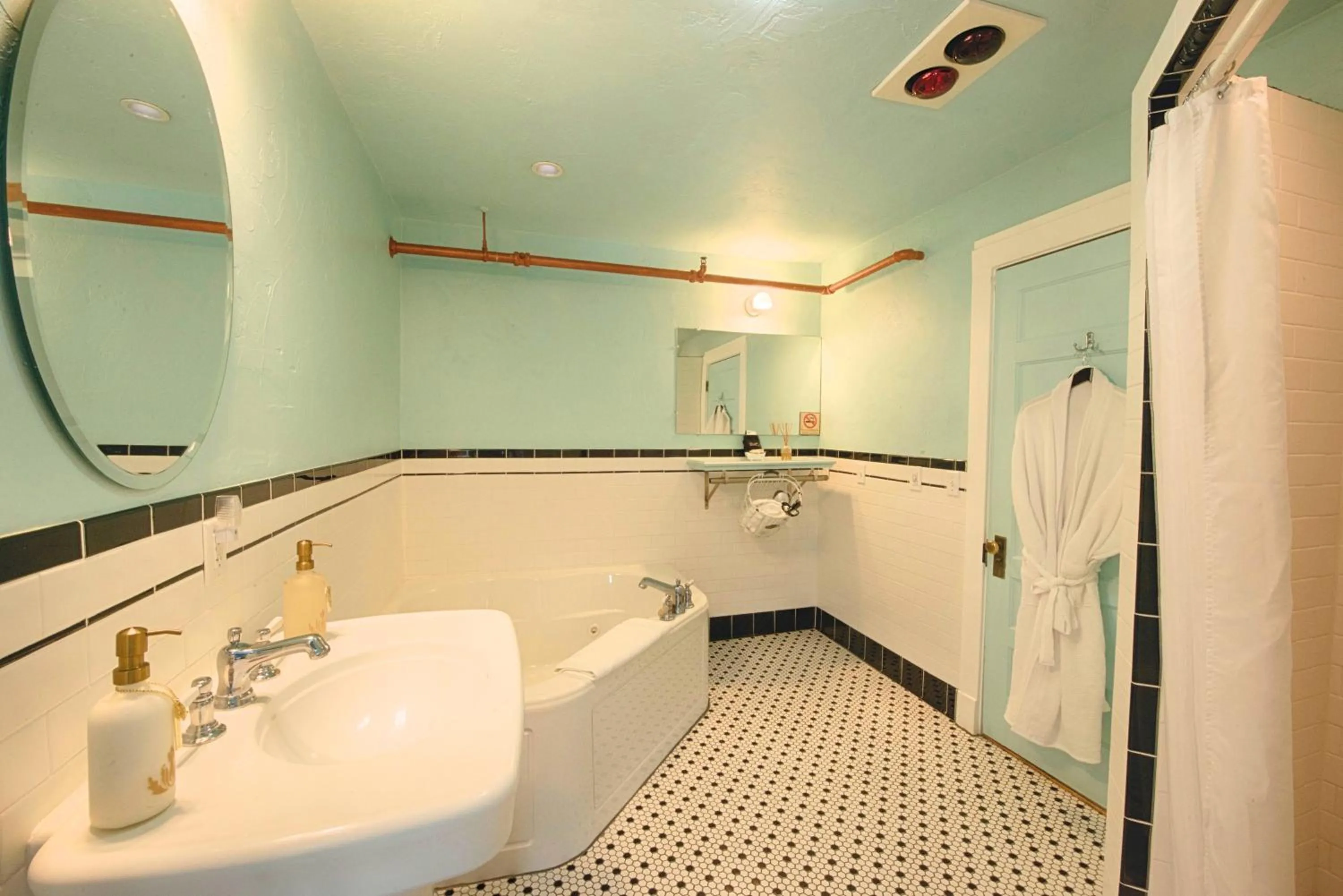 Shower in Historic Tapoco Lodge Resort