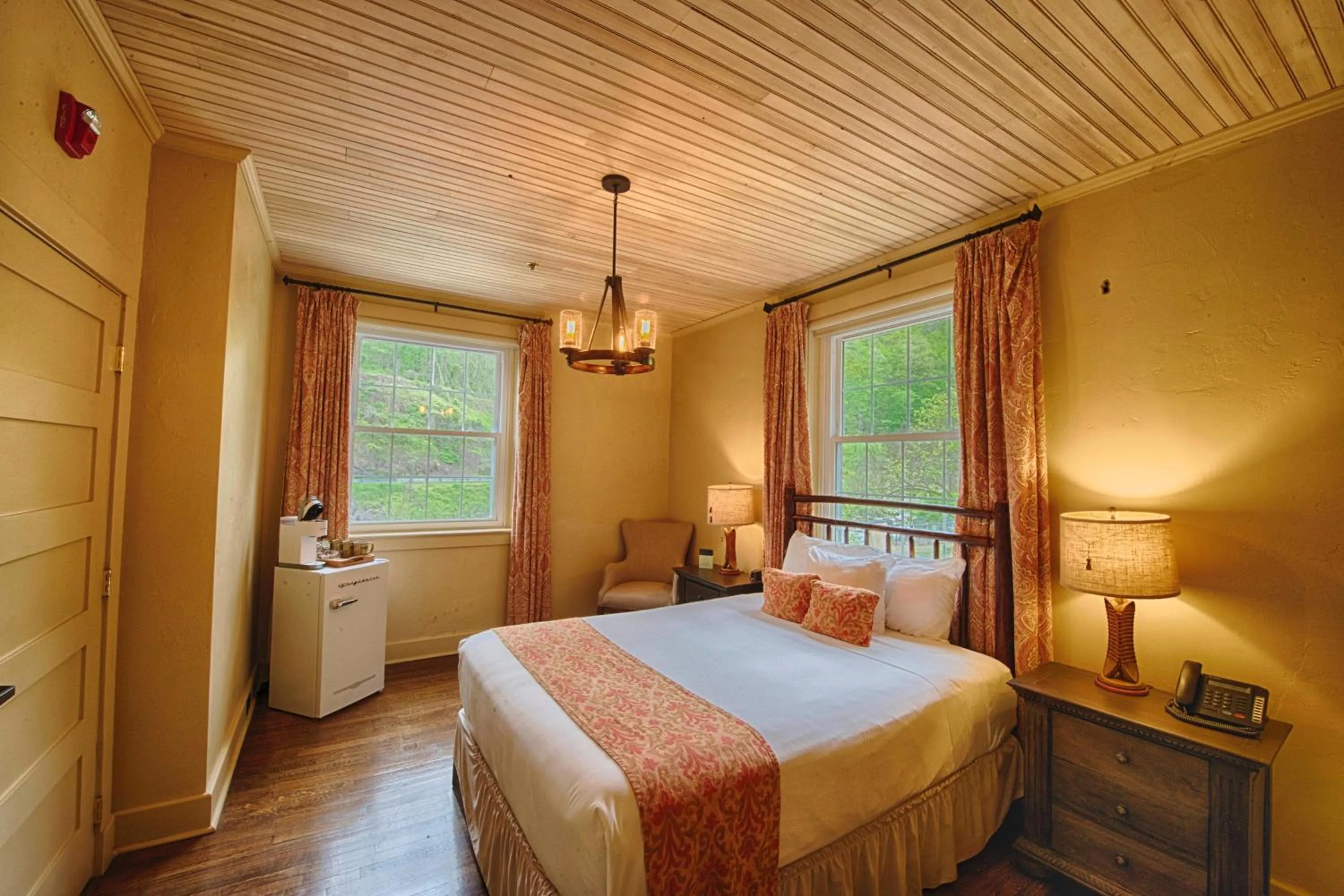 Bedroom, Bed in Historic Tapoco Lodge Resort