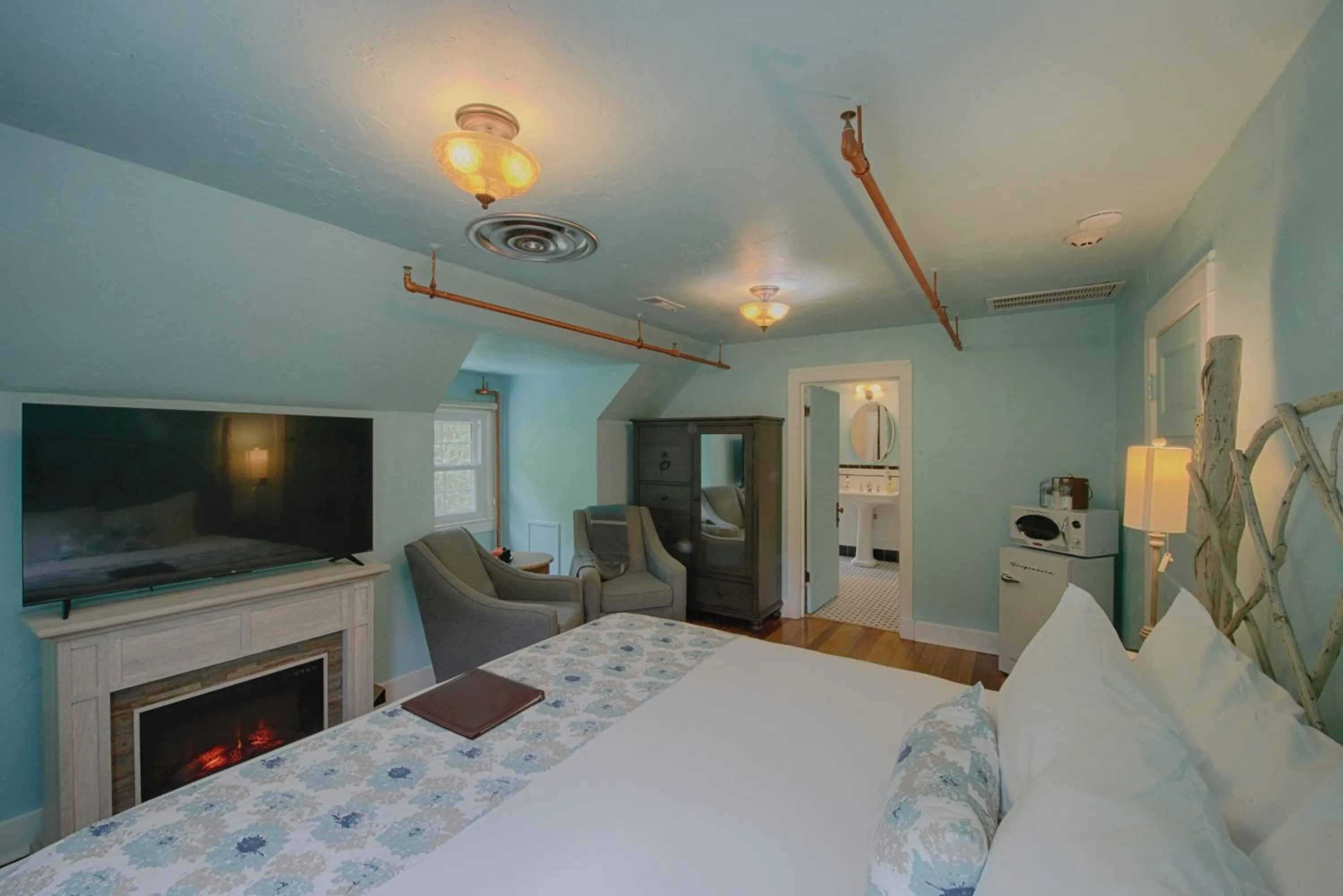 Bed in Historic Tapoco Lodge Resort