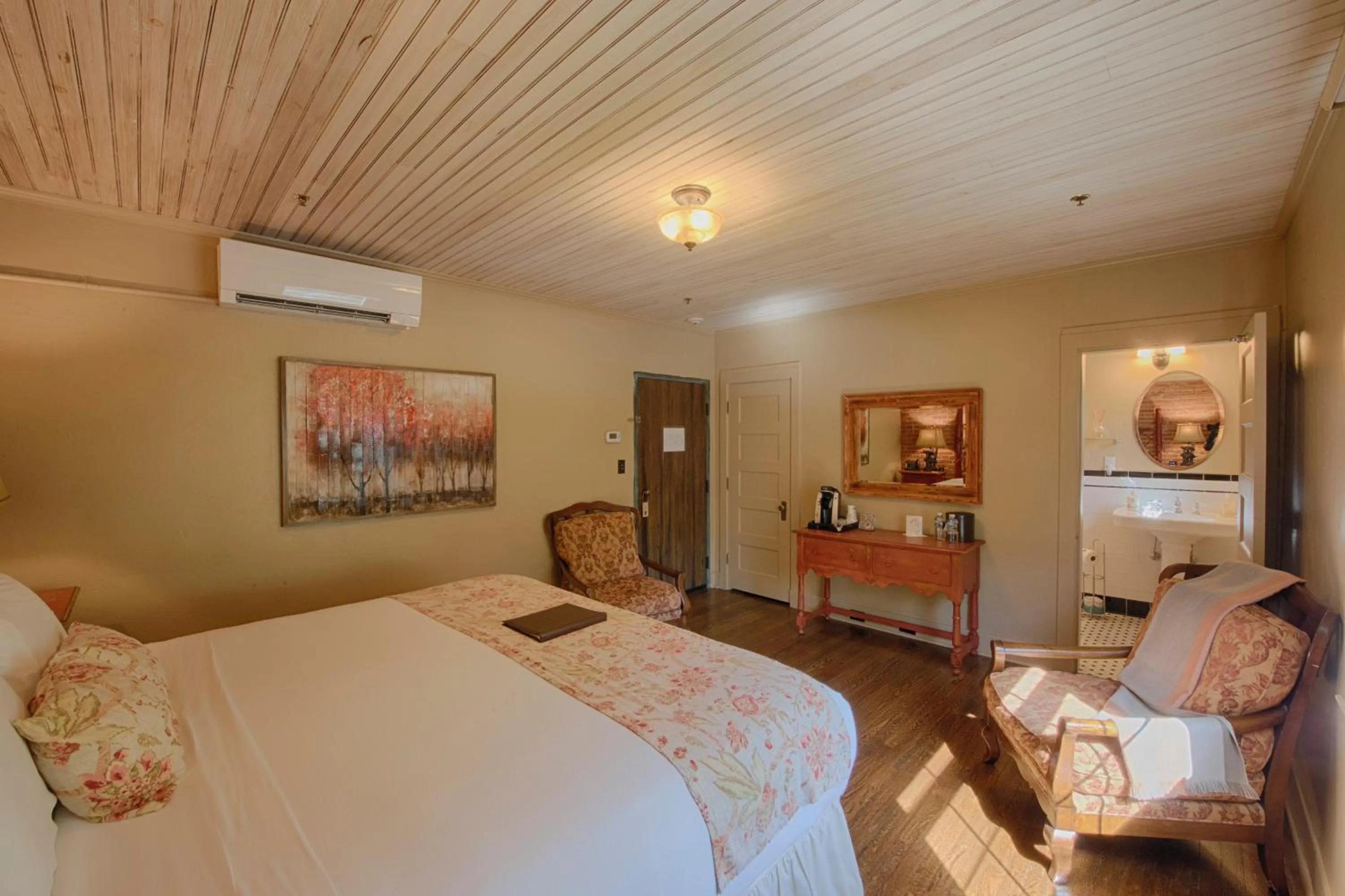 Bed in Historic Tapoco Lodge Resort