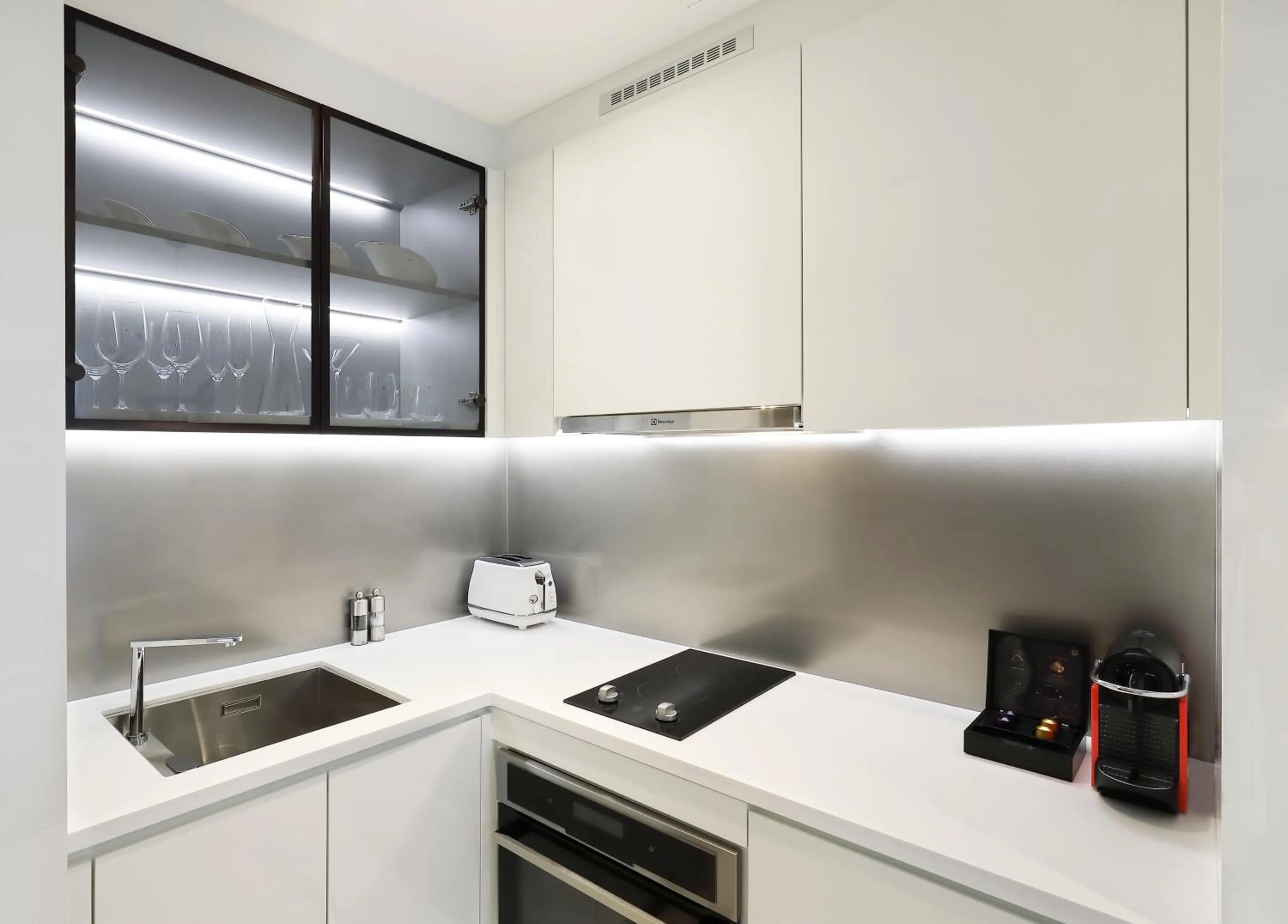 Kitchen or kitchenette in Oakwood Studios Singapore