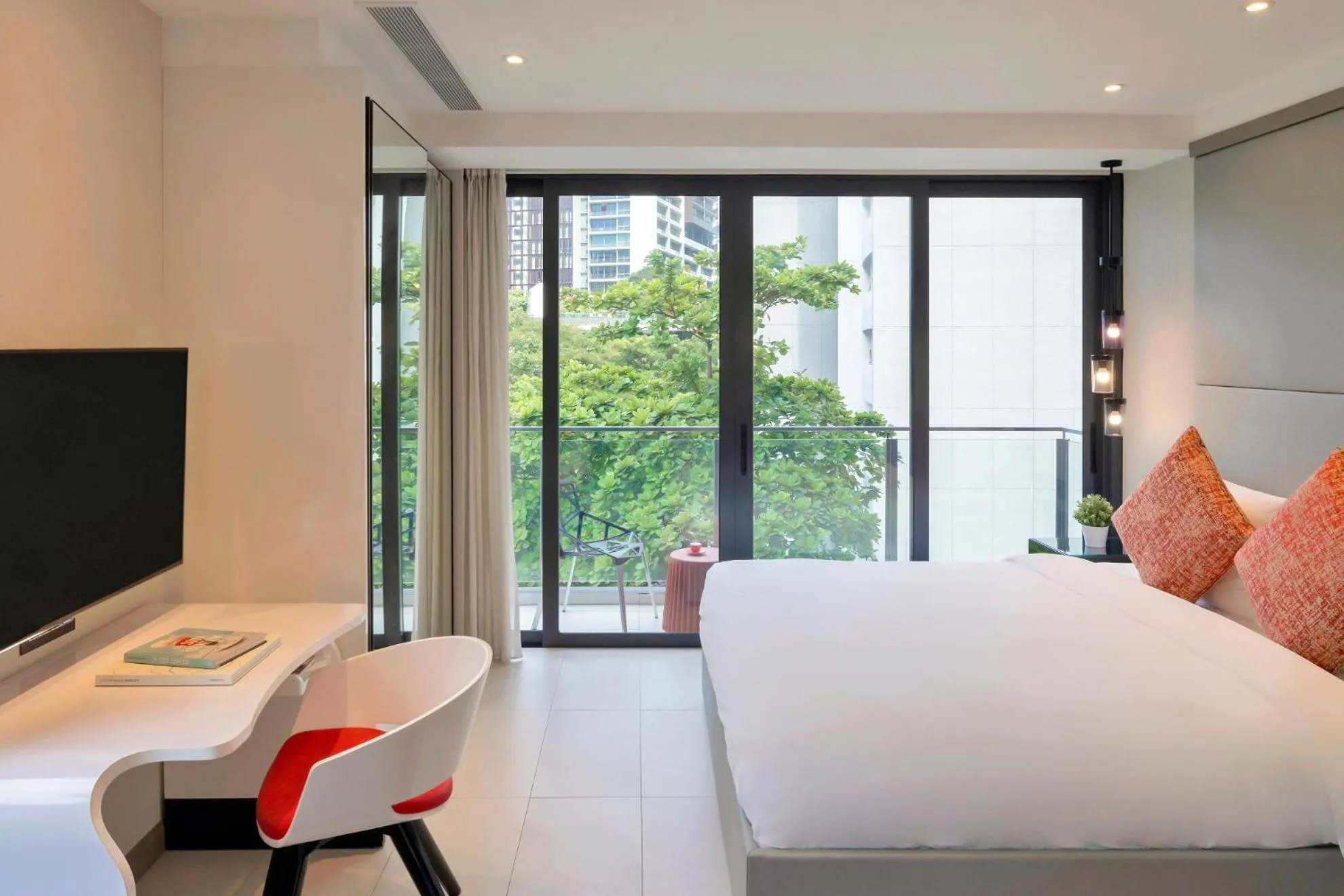 Communal lounge/ TV room, Bed in Oakwood Studios Singapore