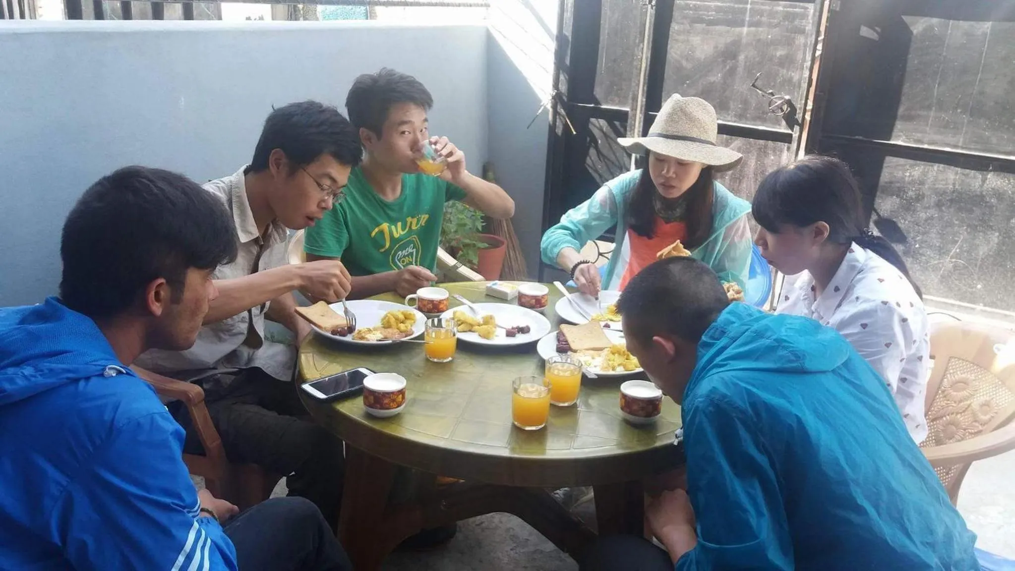 Restaurant/places to eat in Hotel Sunflower