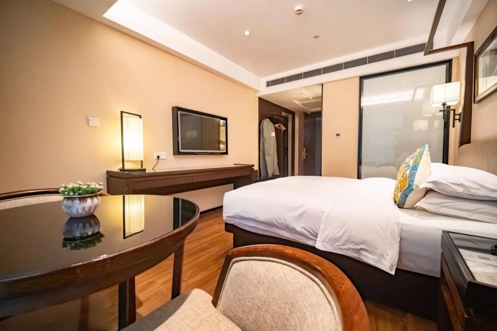 Property building, Bed in SSAW Boutique Shanghai South Xuhui RiYueGuang