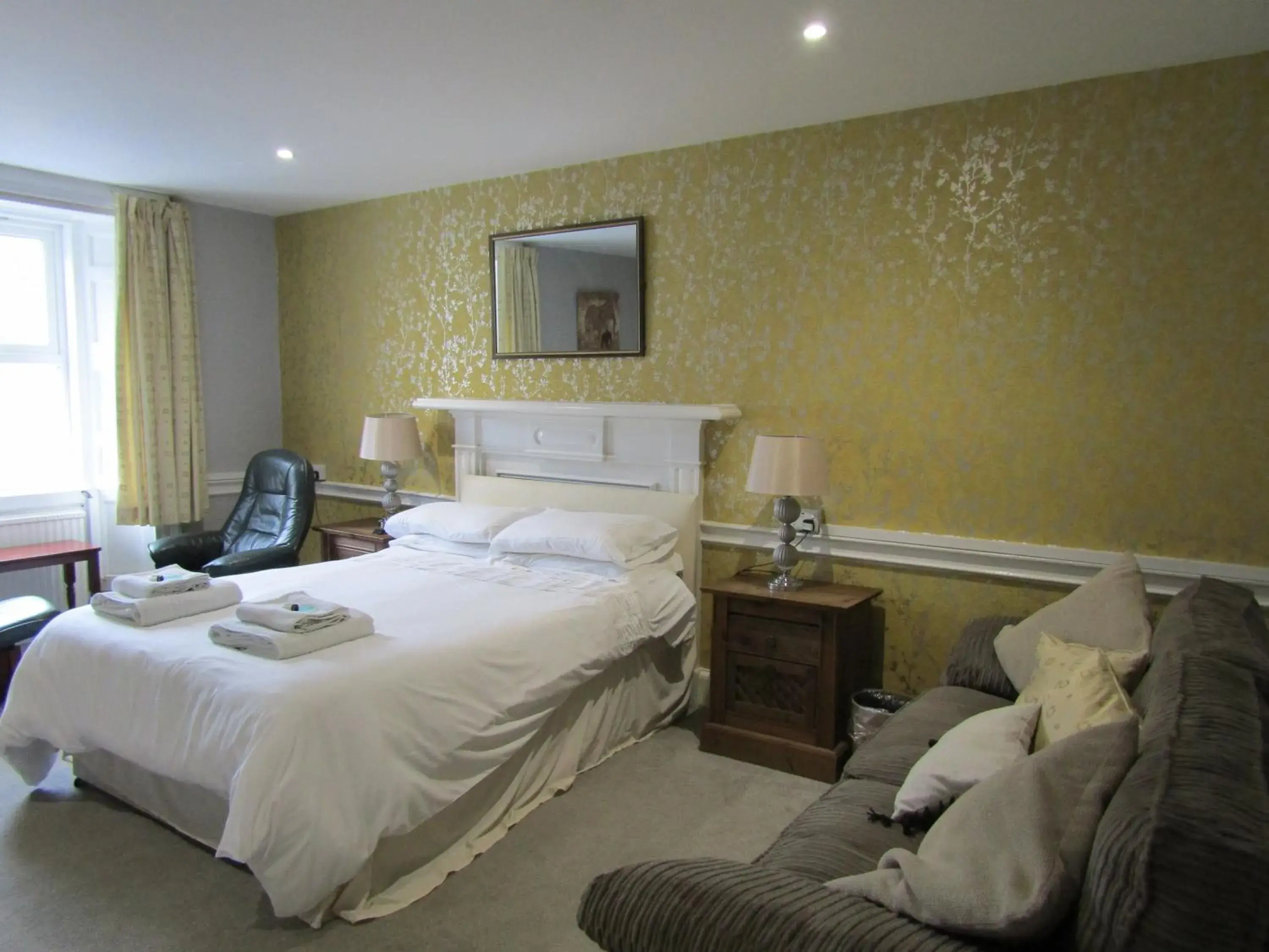 Superior Triple Room - single occupancy in The Crown Hotel Superior Triple Room - single occupancy in The Crown Hotel