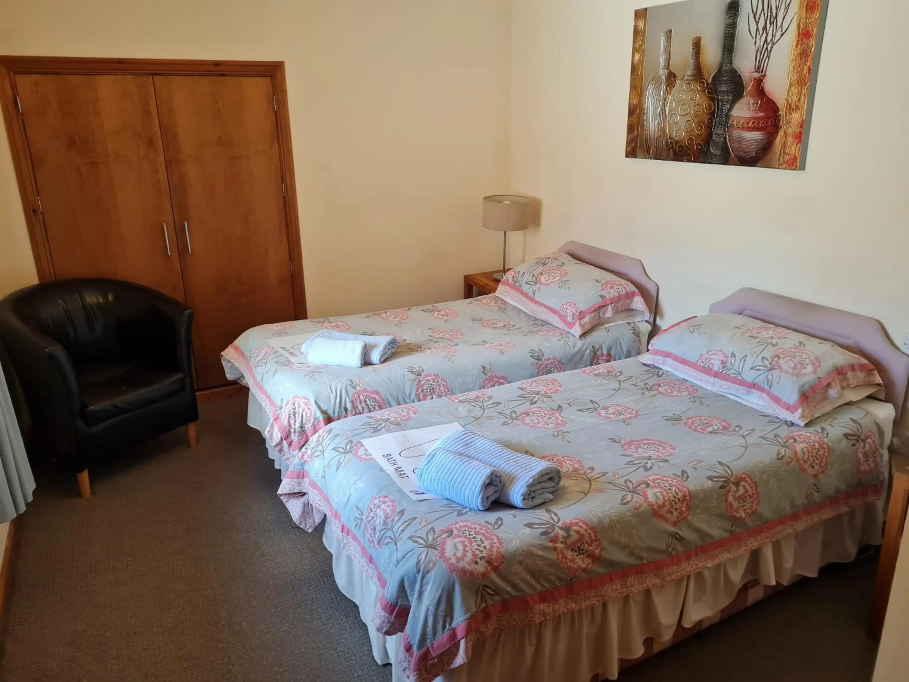 Swimming pool, Bed in The Crown Hotel