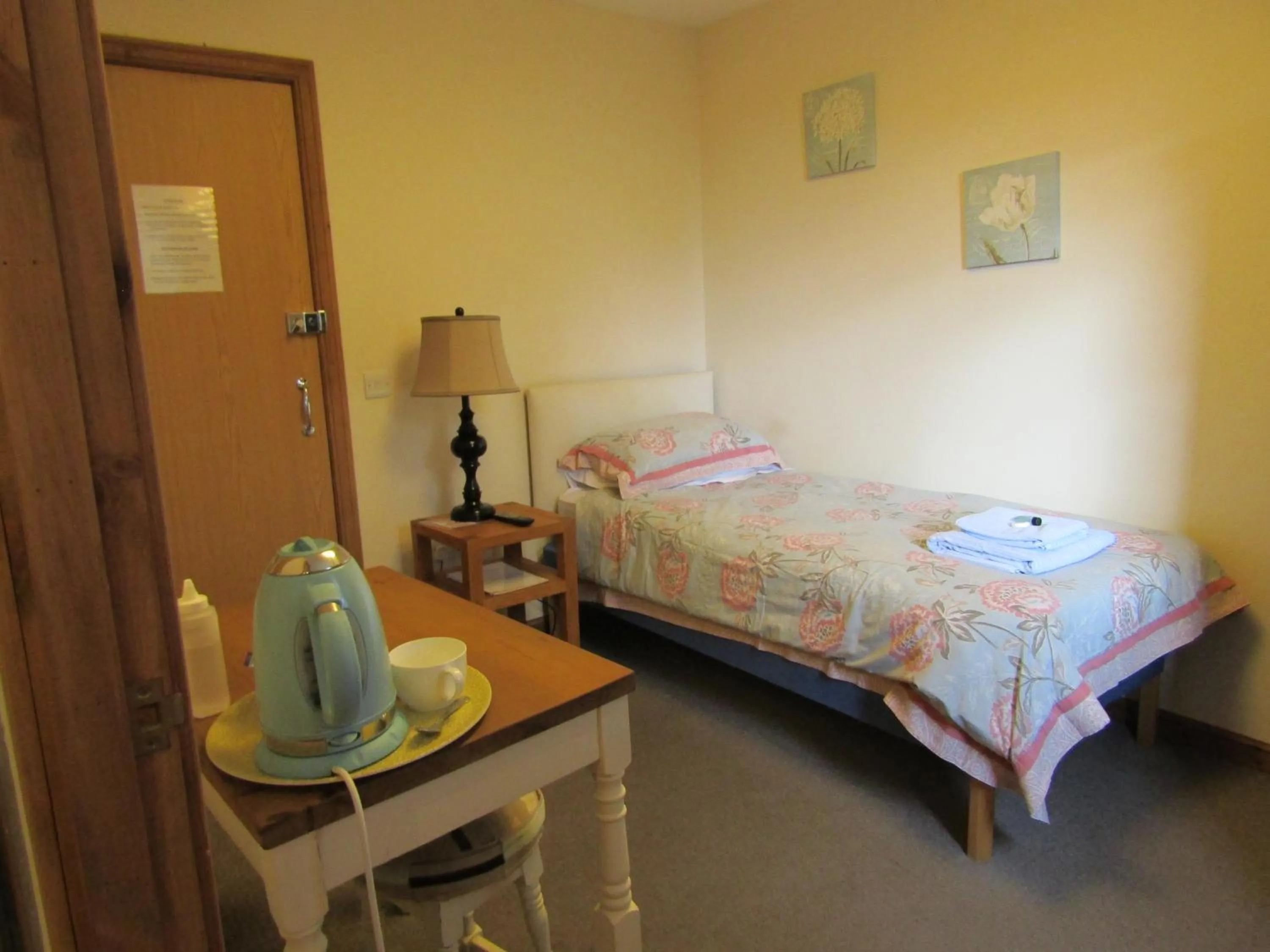 Bedroom, Bed in The Crown Hotel