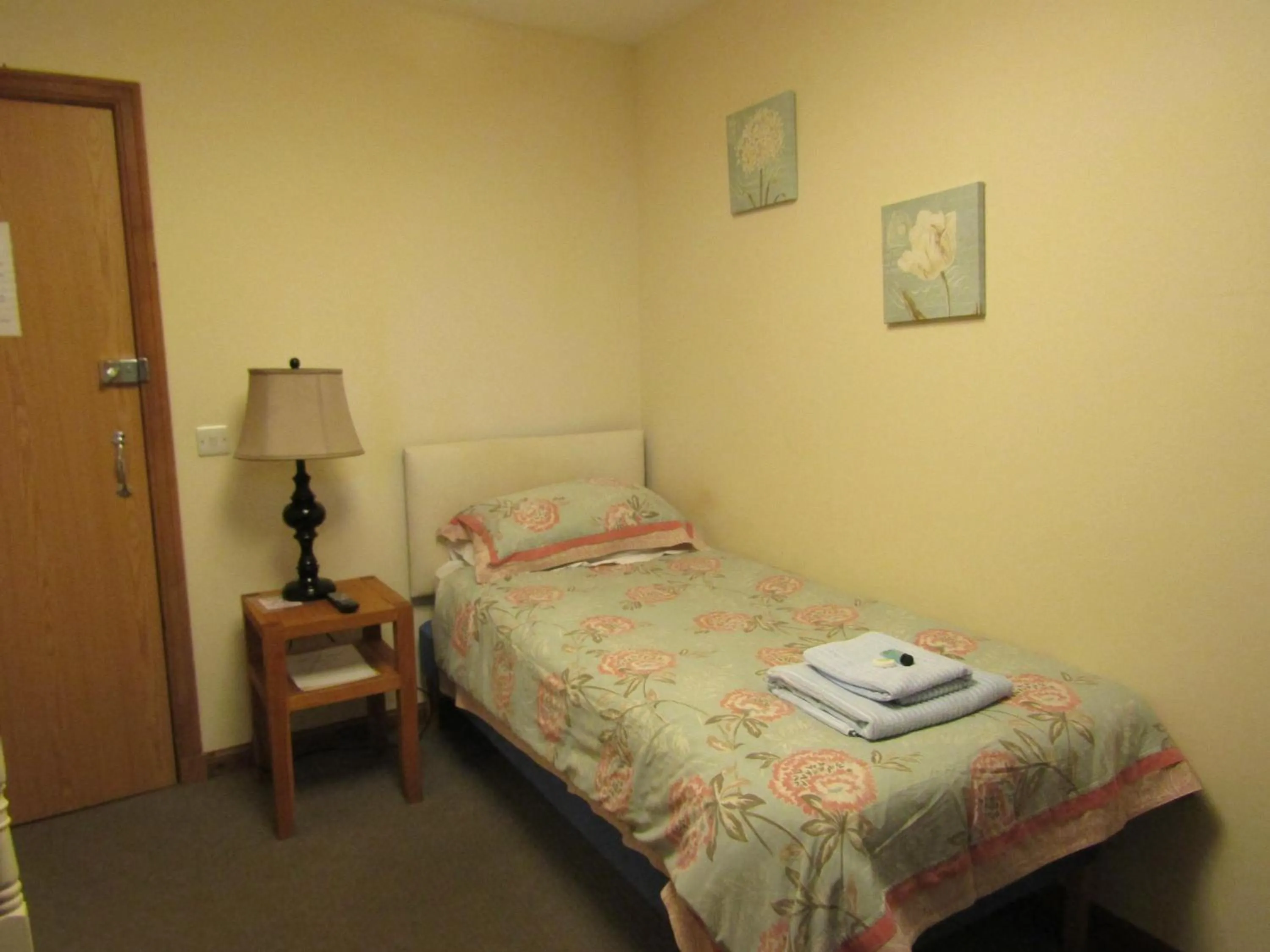 Bedroom, Bed in The Crown Hotel