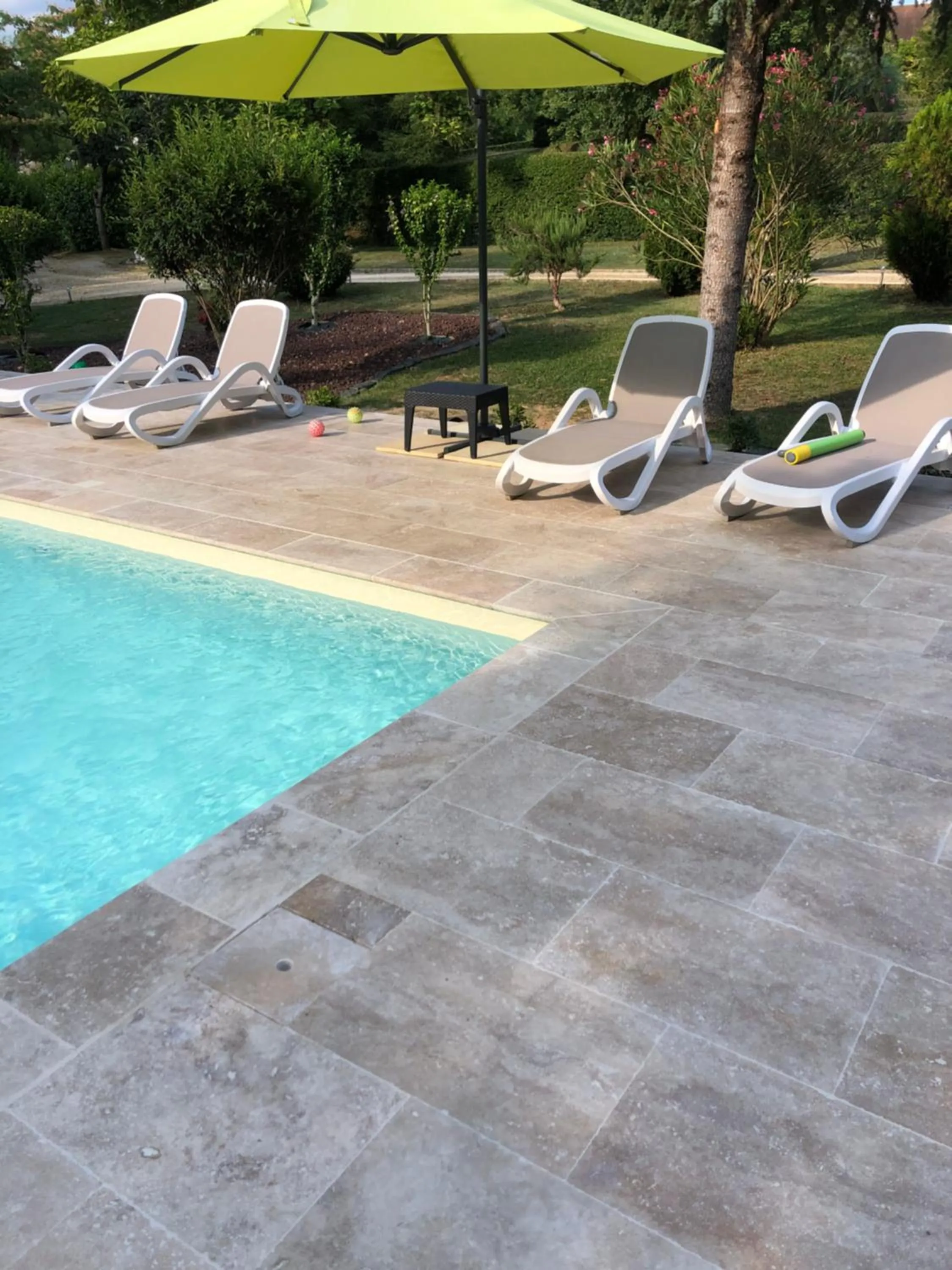 Swimming pool in Les plantous de Severo