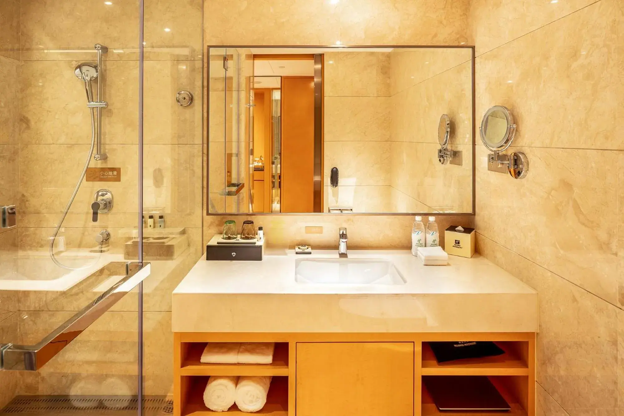 Standard King Room with City View in Holiday Inn Neijiang Riverside by IHG Standard King Room with City View in Holiday Inn Neijiang Riverside by IHG