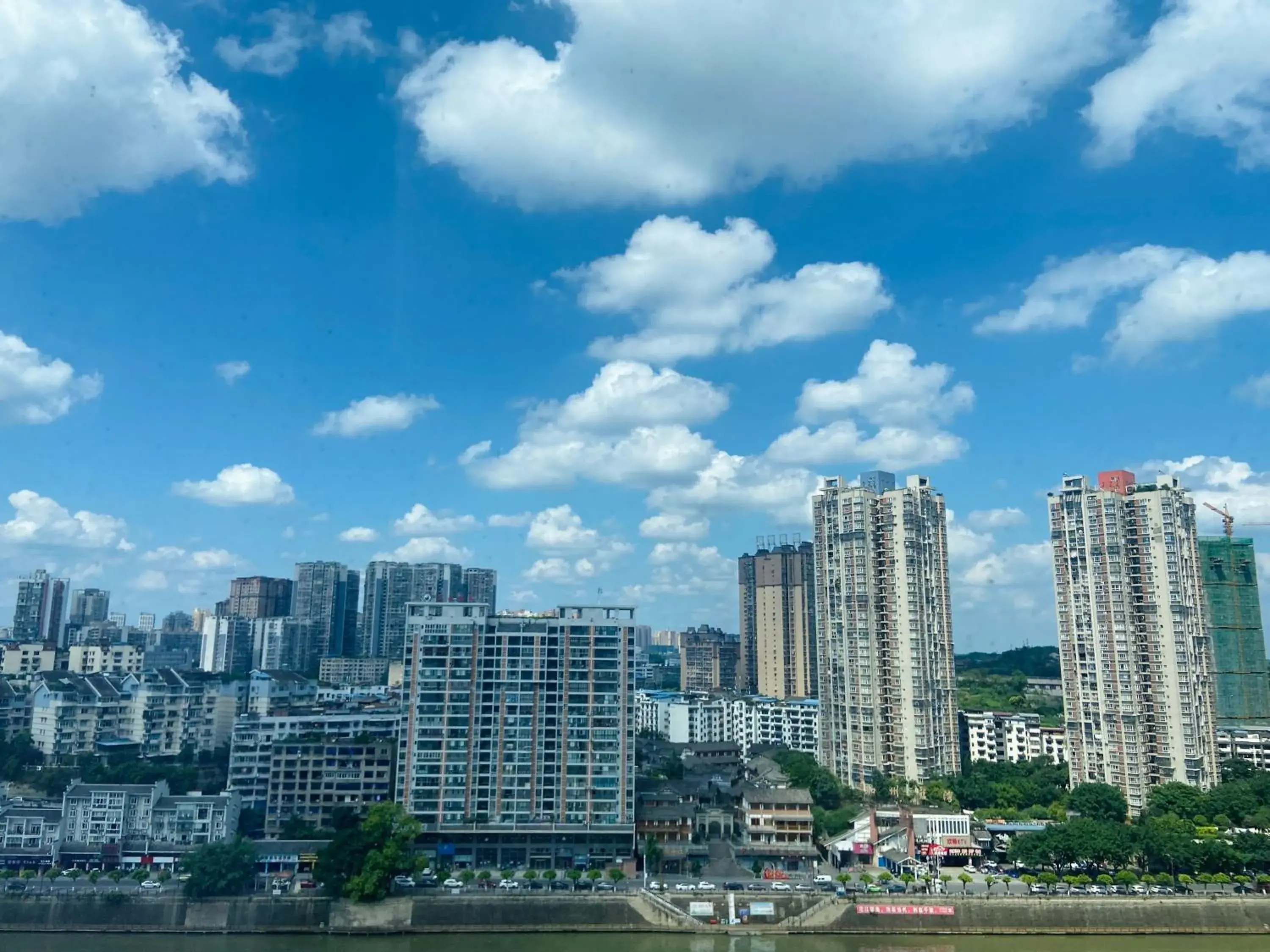 Property building in Holiday Inn Neijiang Riverside by IHG Property building in Holiday Inn Neijiang Riverside by IHG