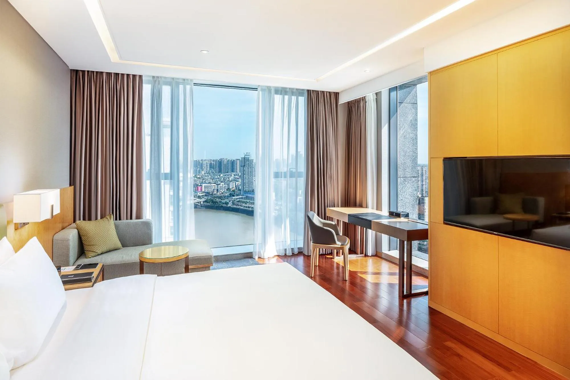 Photo of the whole room, Bed in Holiday Inn Neijiang Riverside by IHG