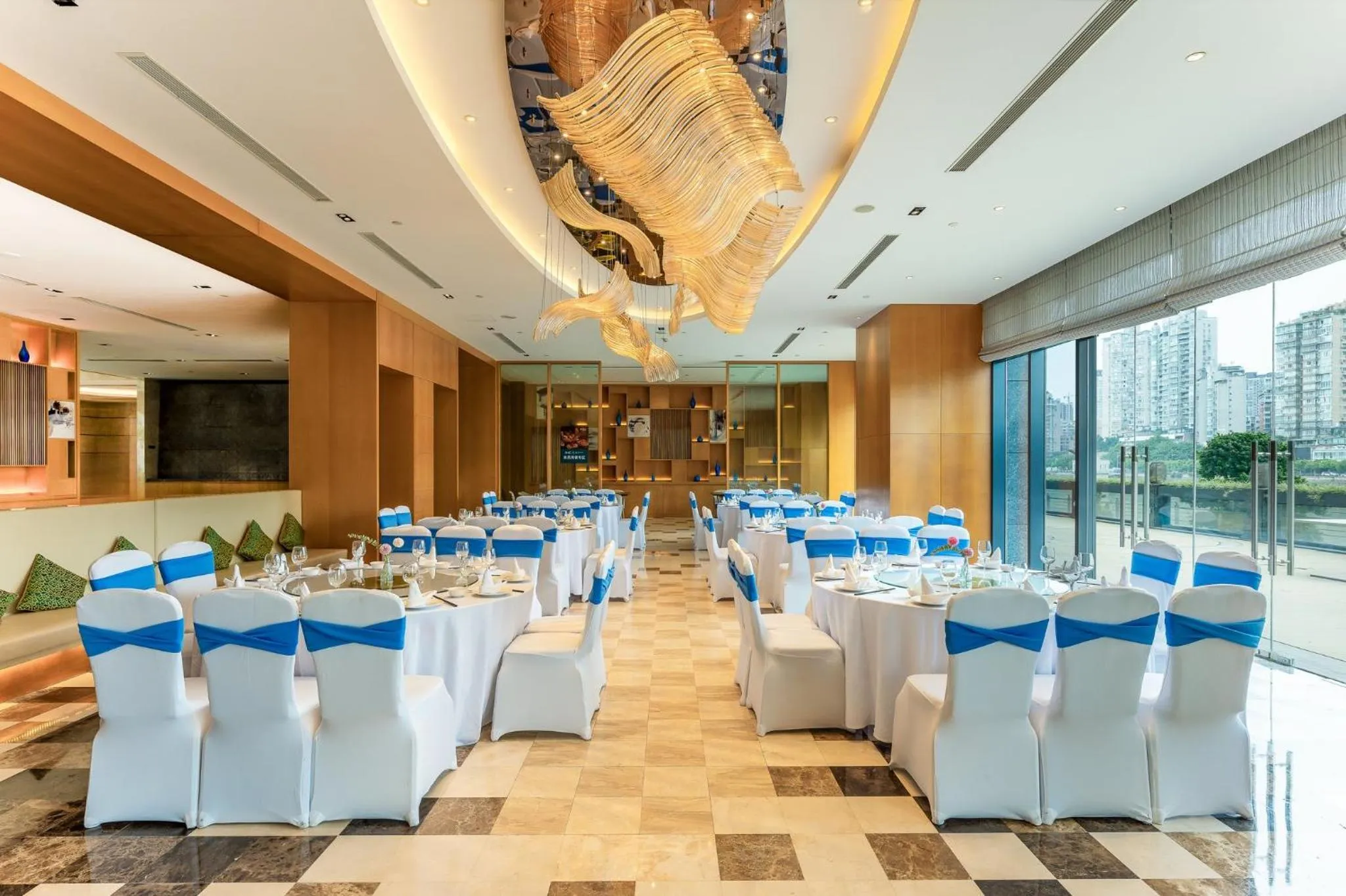 Restaurant/places to eat in Holiday Inn Neijiang Riverside by IHG