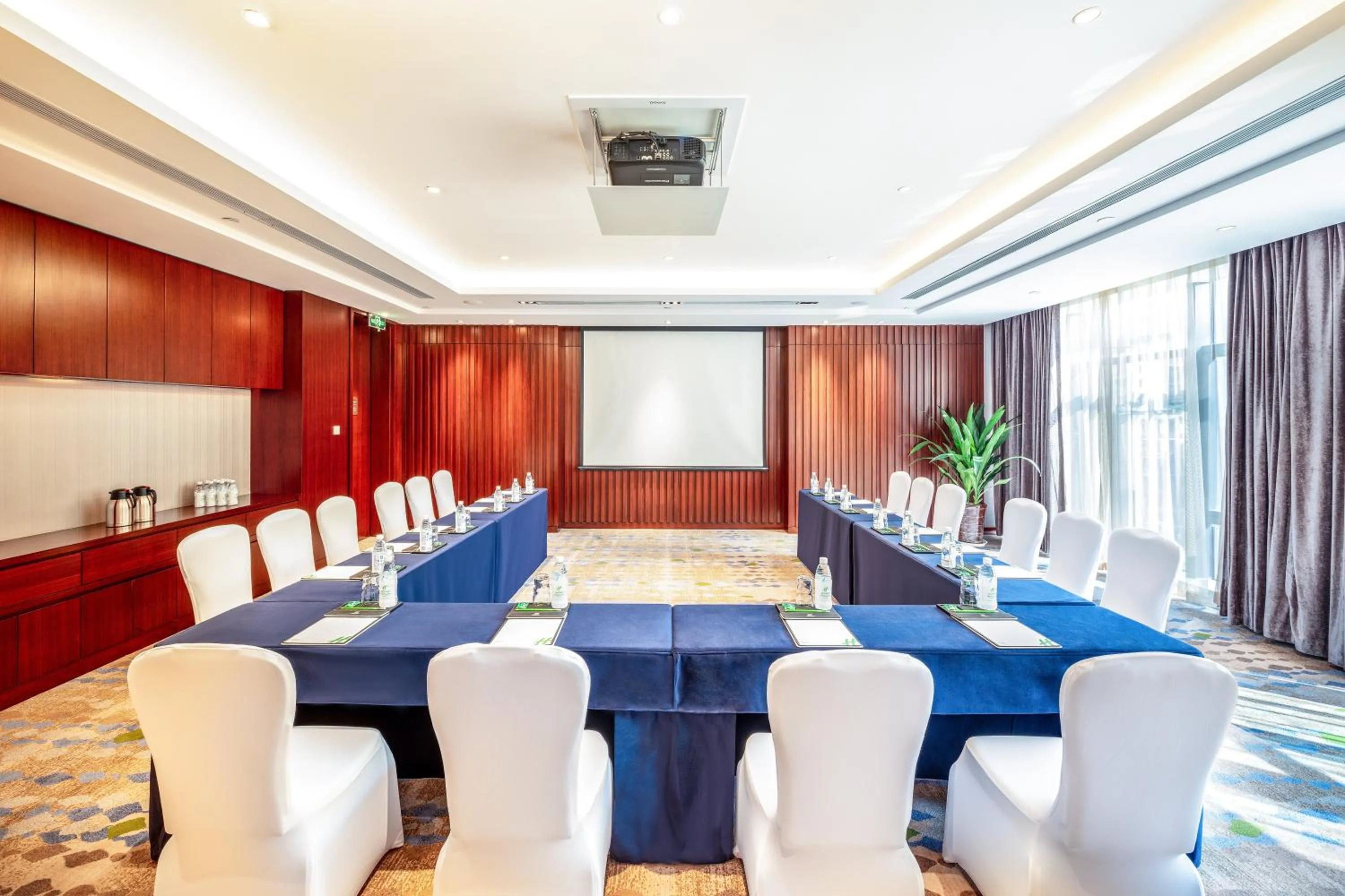 Meeting/conference room in Holiday Inn Neijiang Riverside by IHG