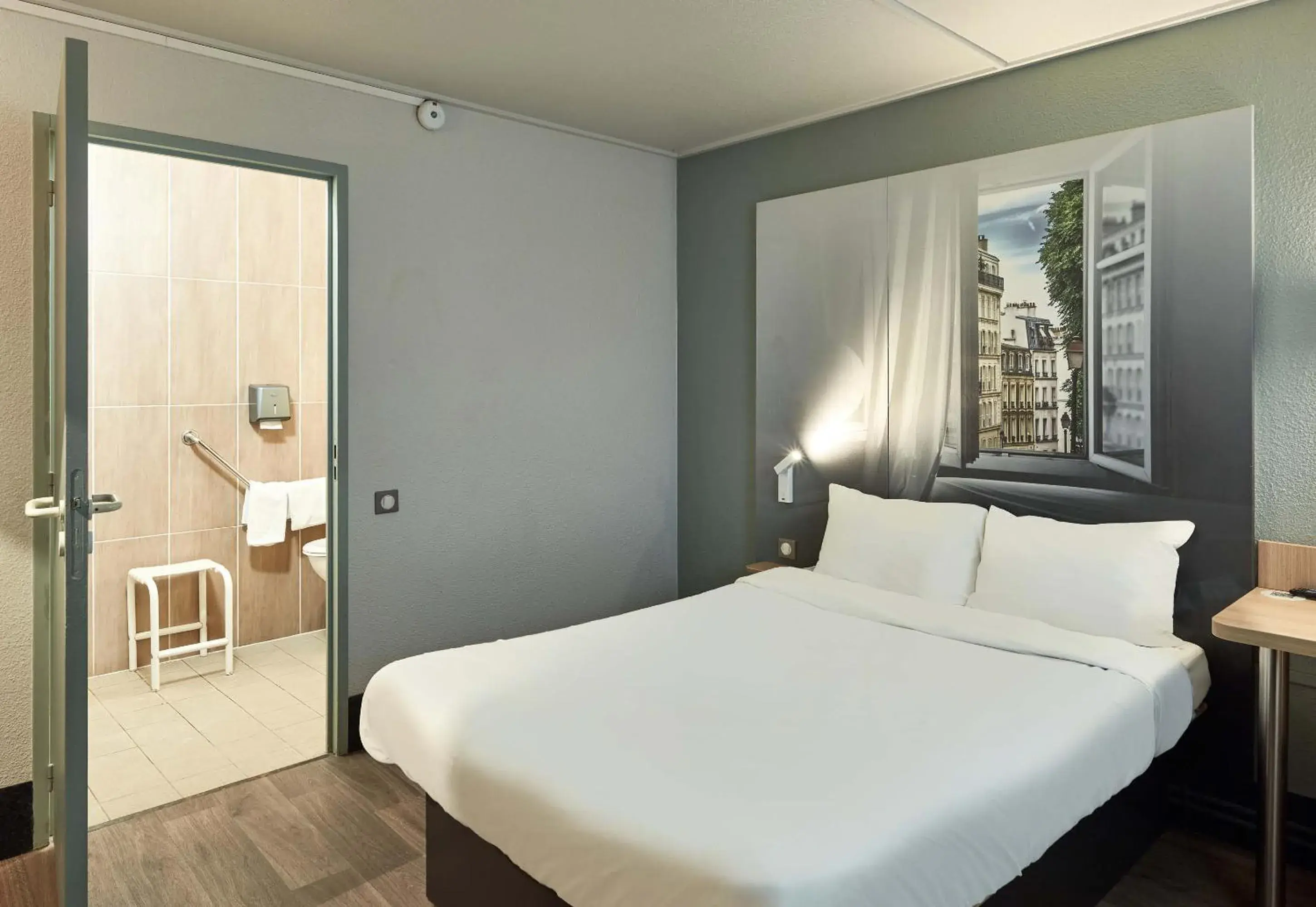 Double Room - Disability Access in B&B HOTEL Orgeval Double Room - Disability Access in B&B HOTEL Orgeval