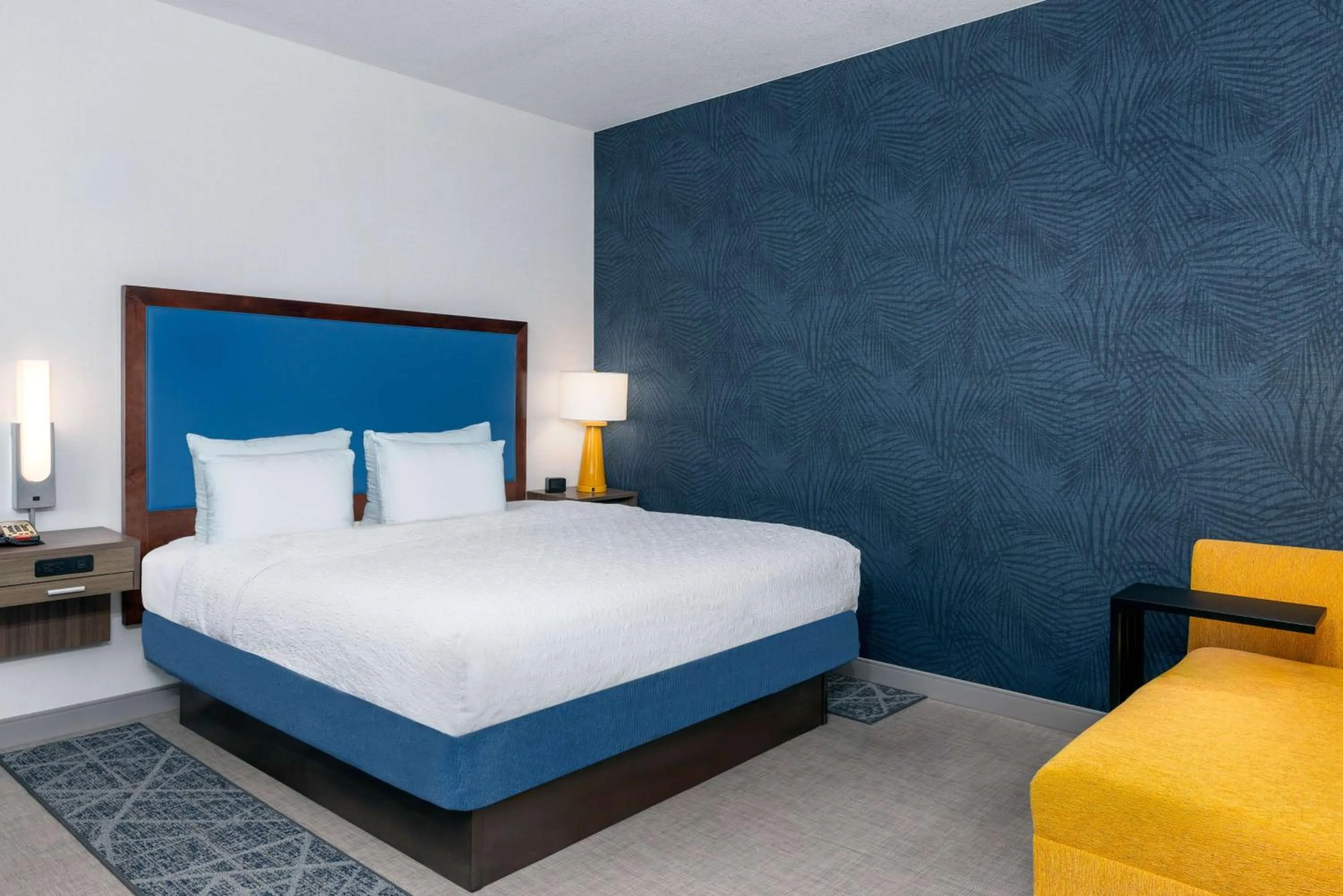 Living room, Bed in Hampton Inn and Suites Clearwater Beach