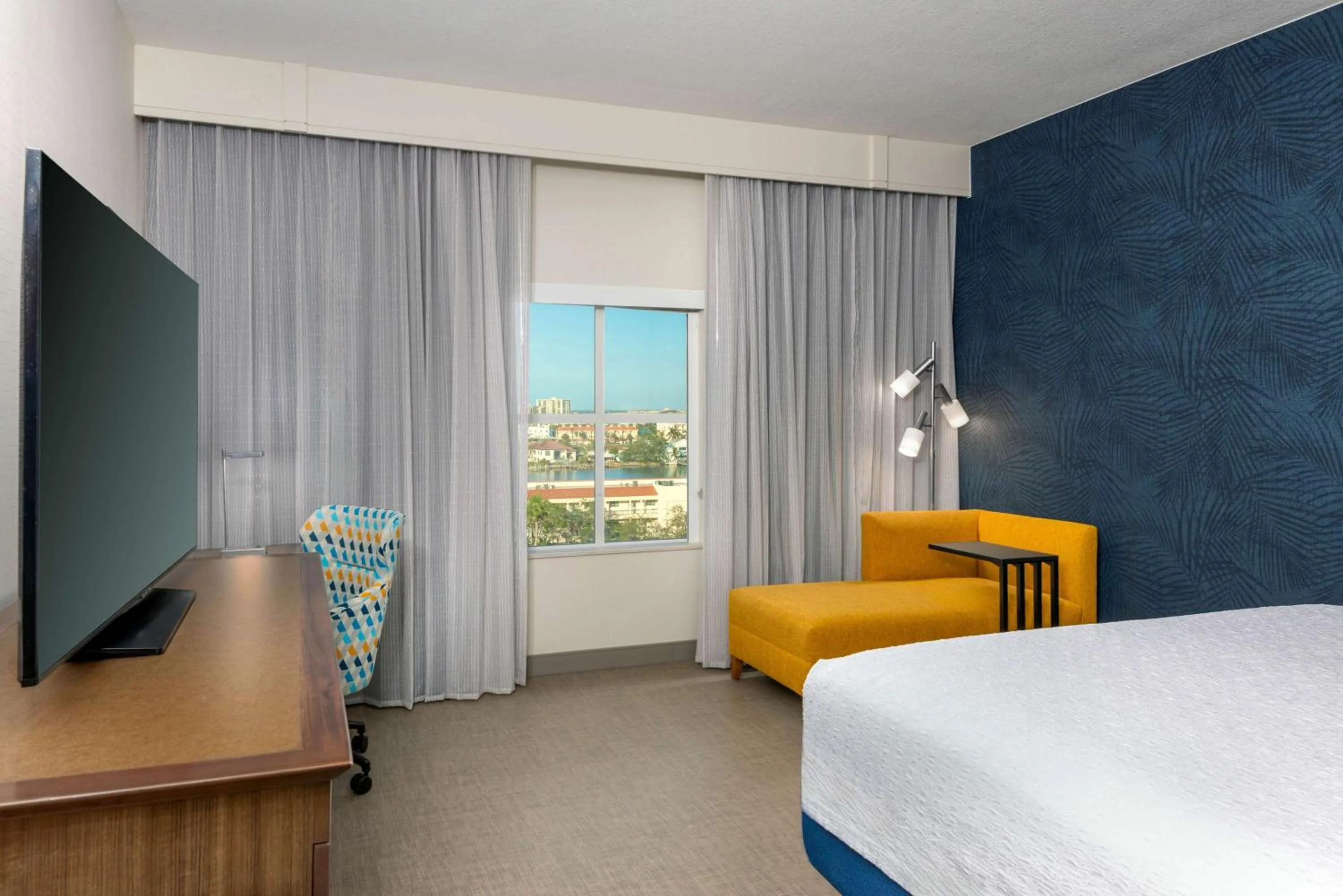 Living room, Bed in Hampton Inn and Suites Clearwater Beach