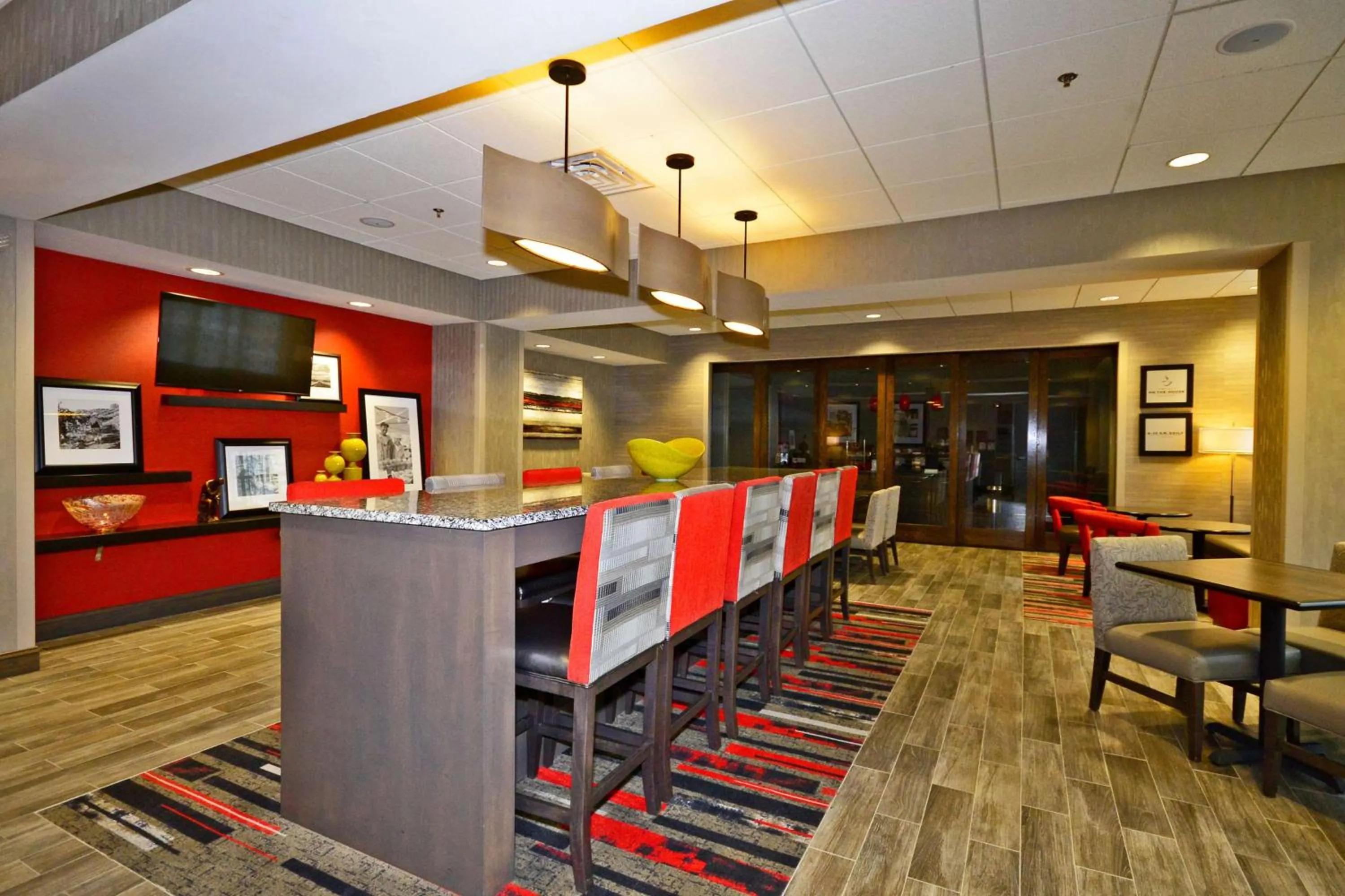Dining area in Hampton Inn Pulaski, TN
