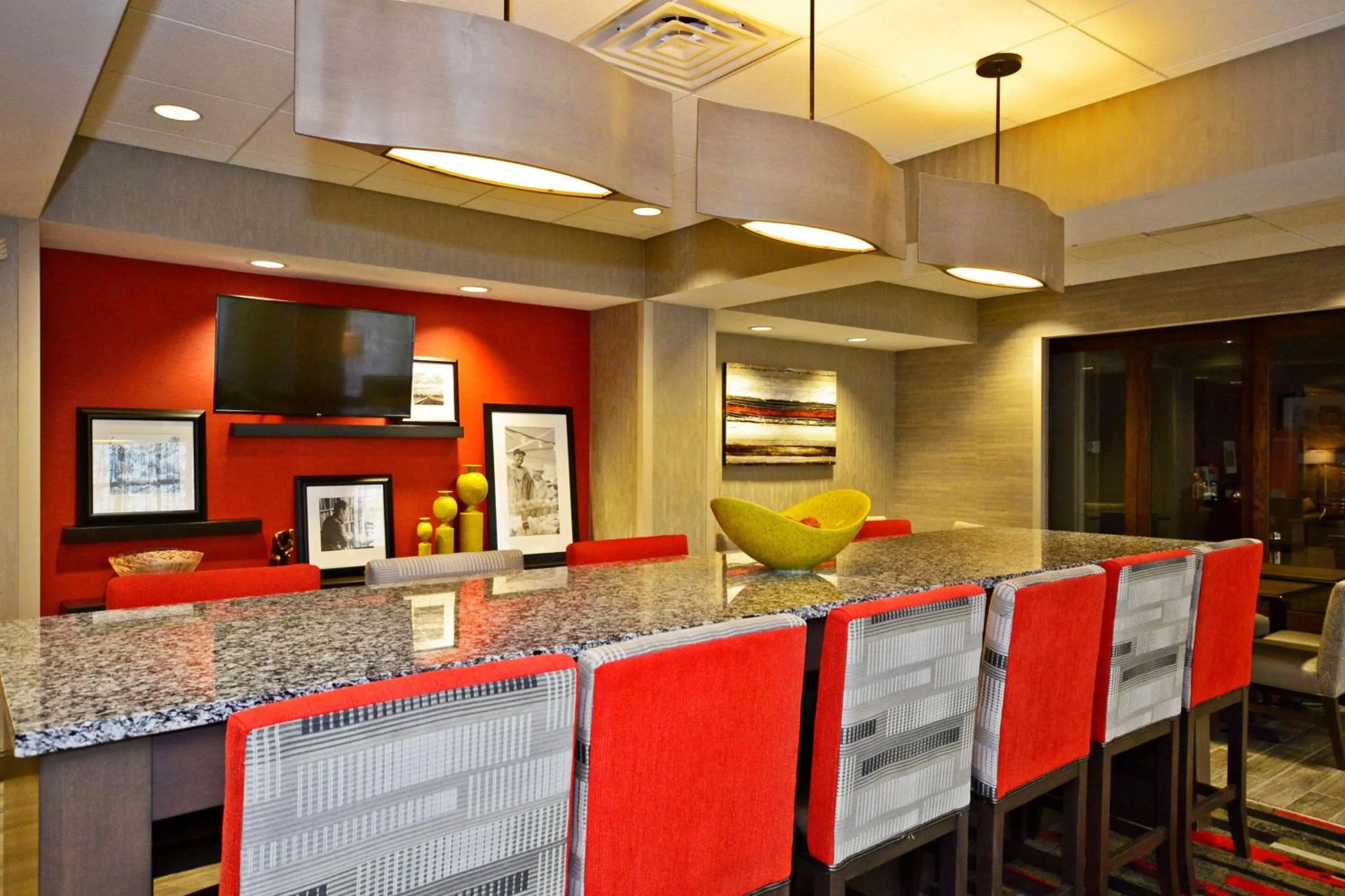 Dining area in Hampton Inn Pulaski, TN