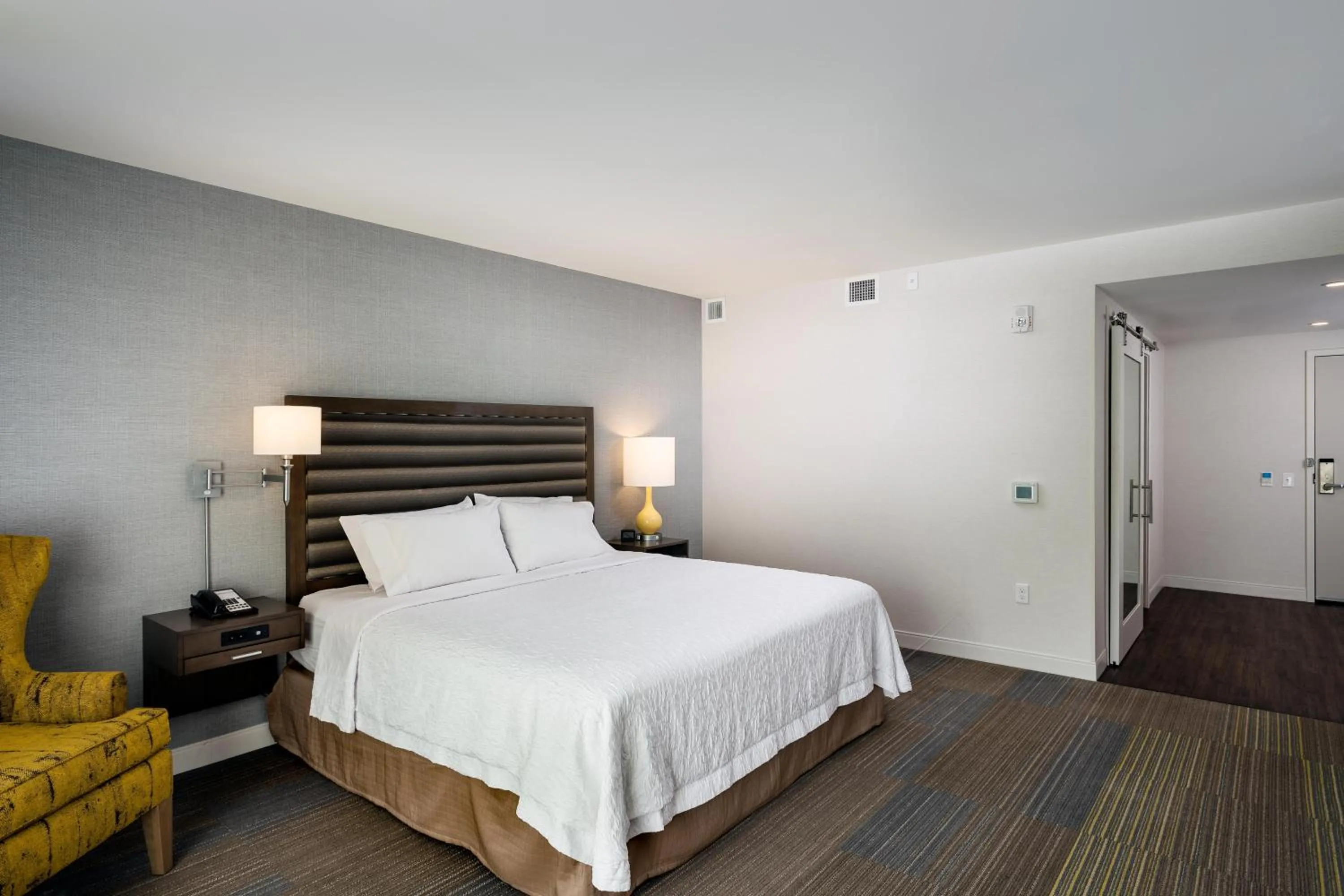 Bed in Hampton Inn & Suites by Hilton Seattle/Northgate