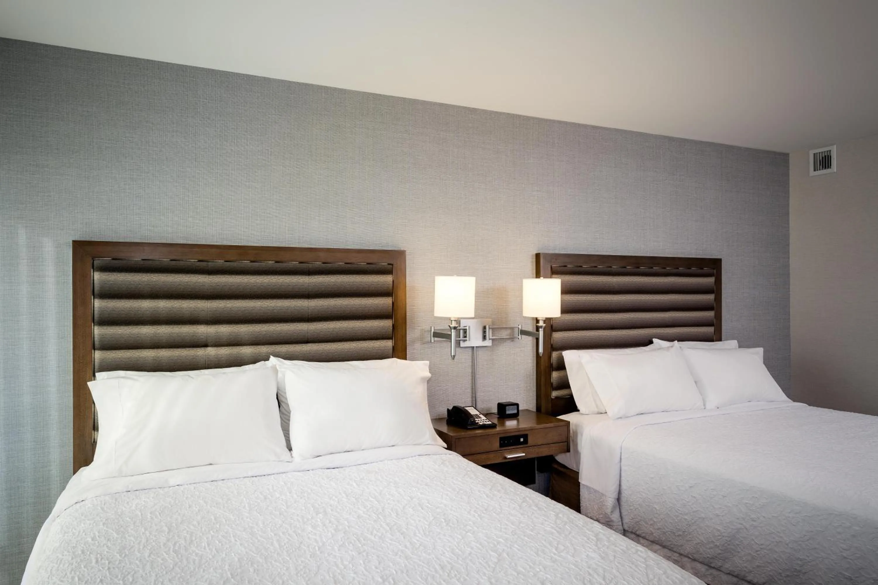Bed in Hampton Inn & Suites by Hilton Seattle/Northgate