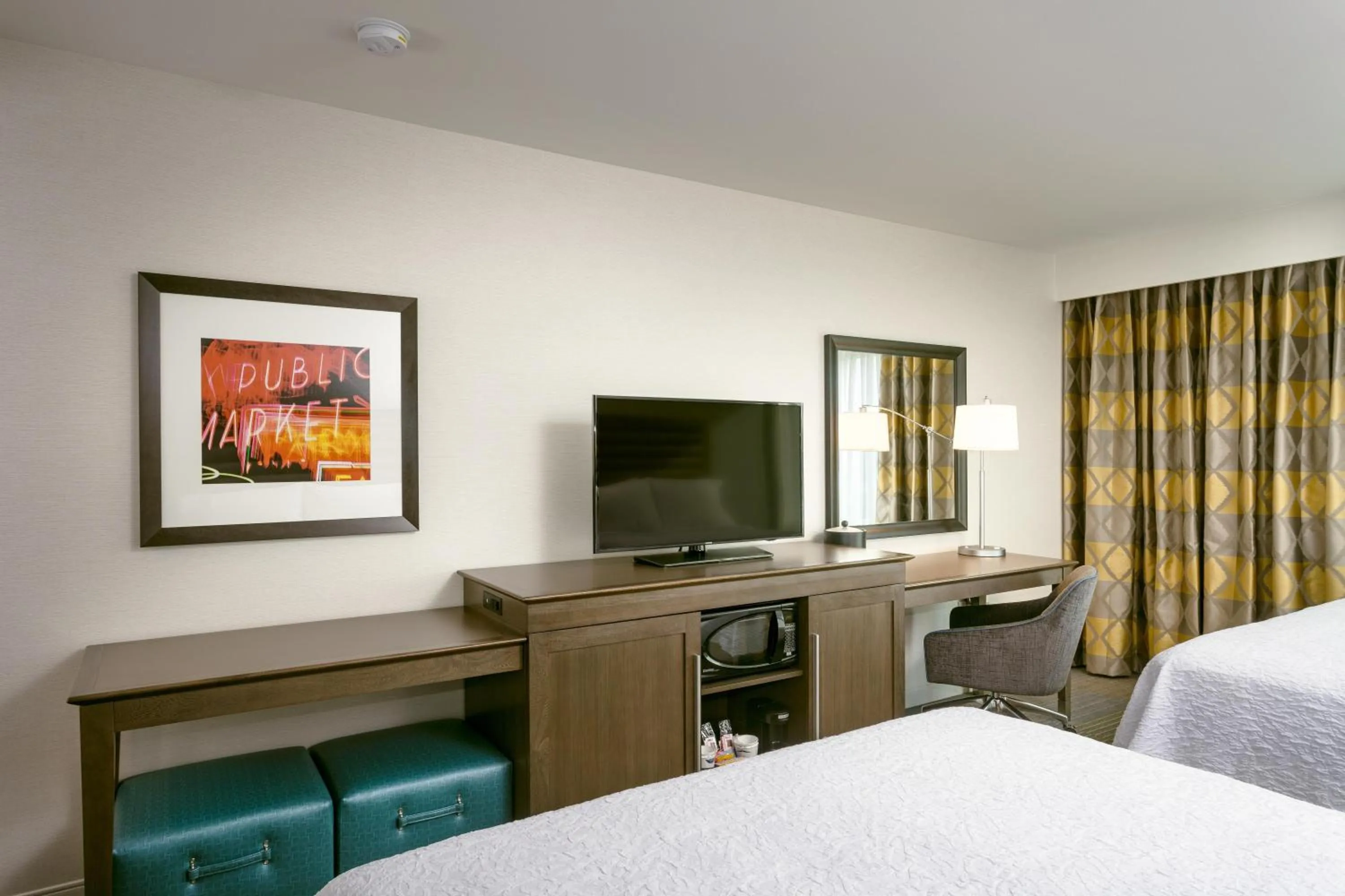 Bed in Hampton Inn & Suites by Hilton Seattle/Northgate