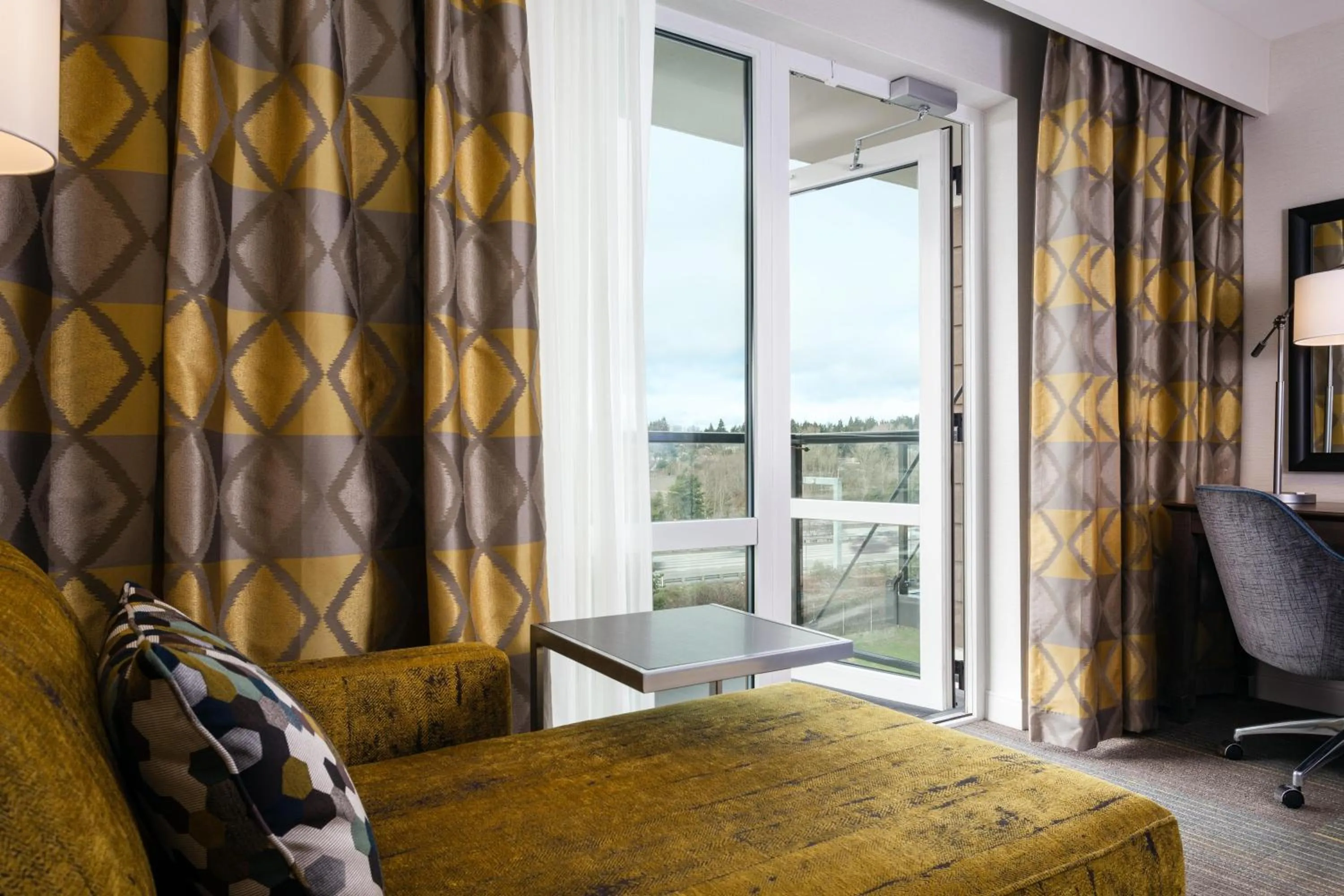 Bed in Hampton Inn & Suites by Hilton Seattle/Northgate