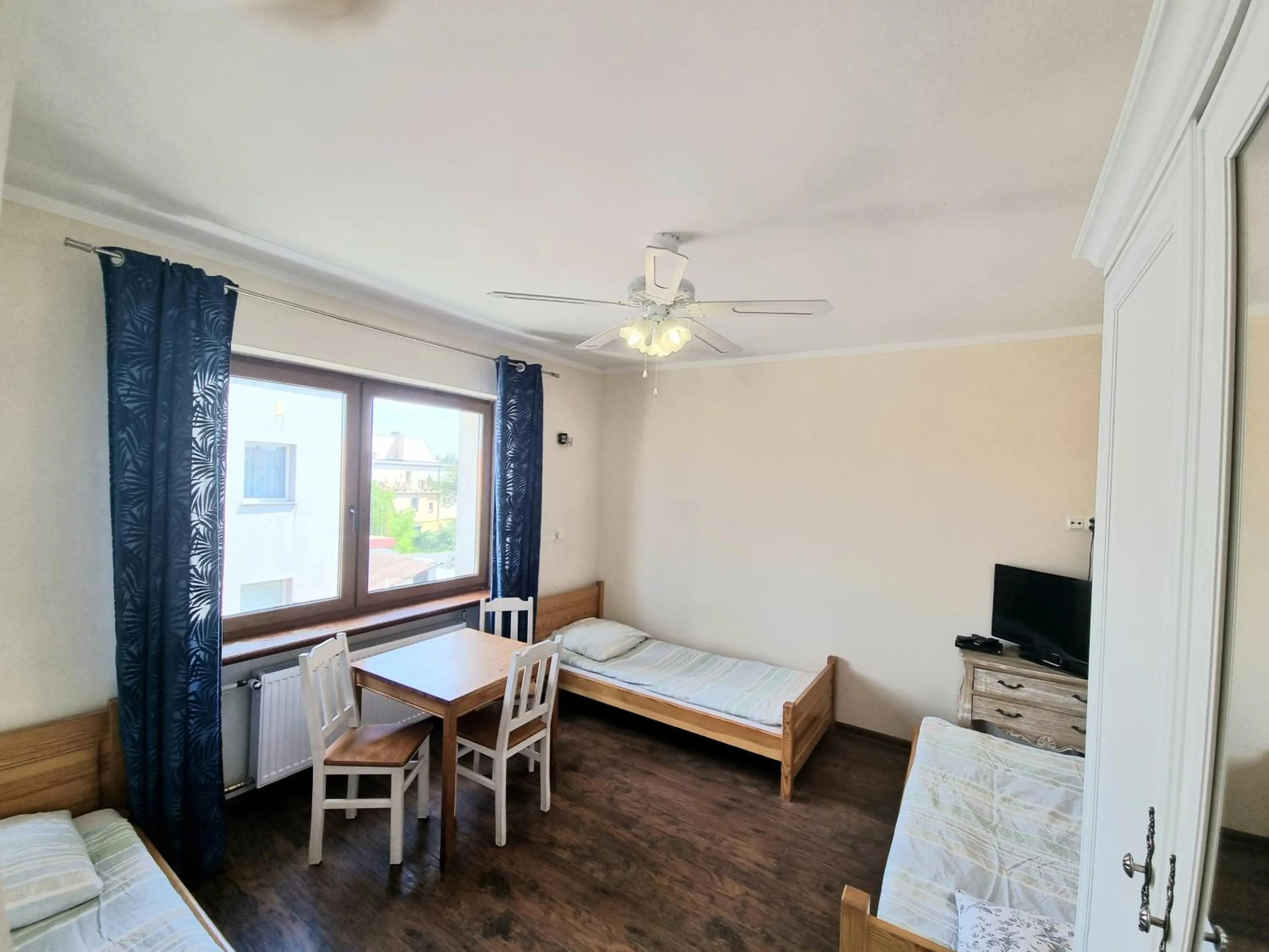 Hostel Rumiankowy Airport Hostel