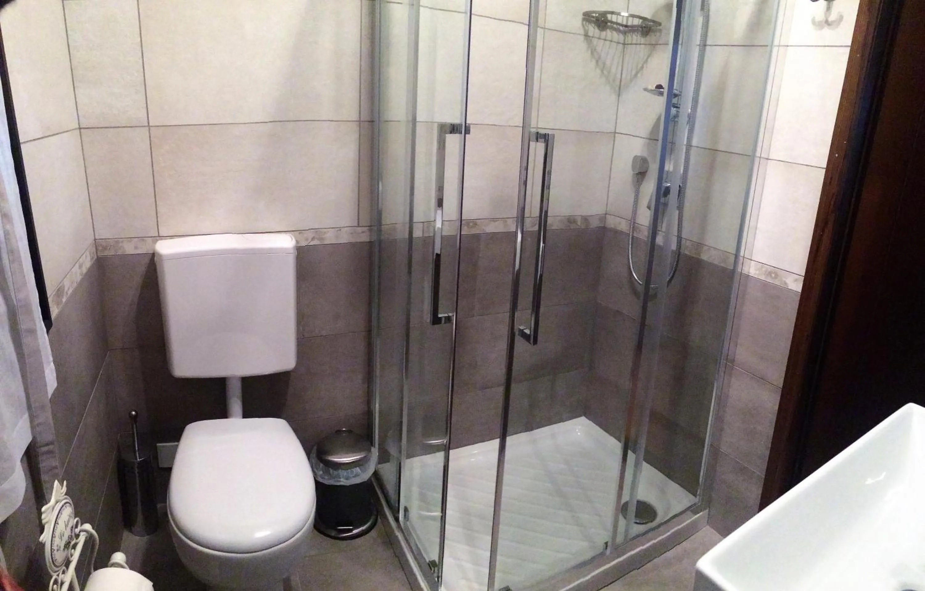 Shower in Cugi Bed and Breakfast