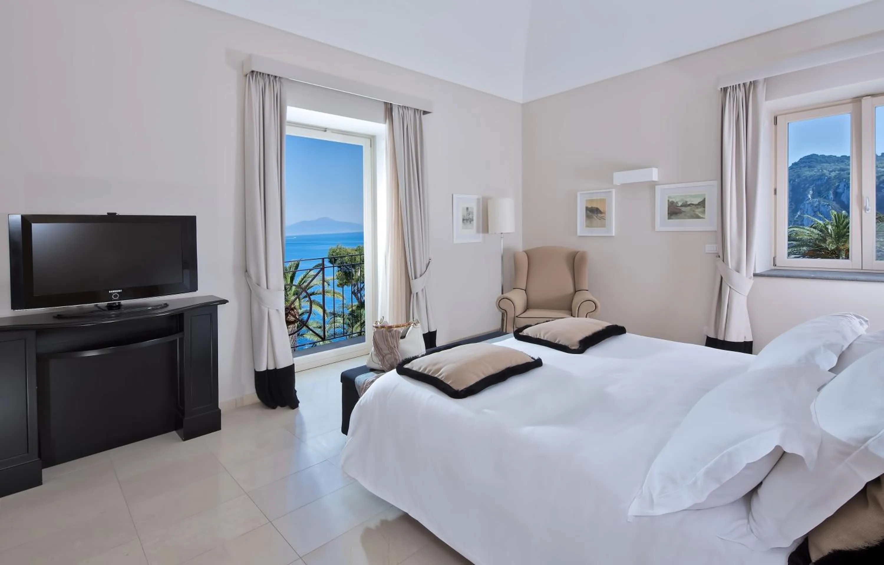 Photo of the whole room, Bed in Villa Marina Capri