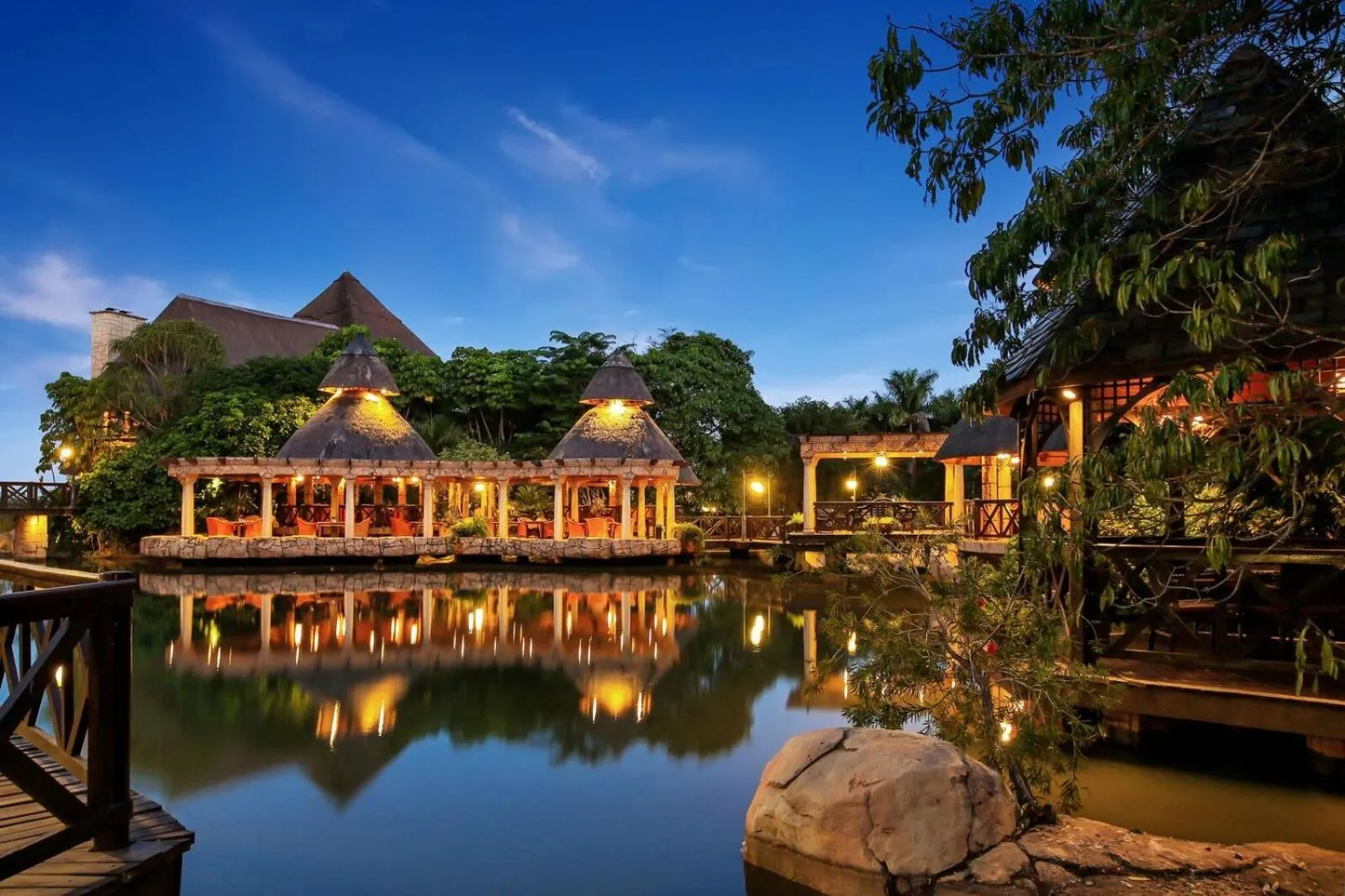 Restaurant/places to eat in Summerfield Botanical Garden & Exclusive Resort