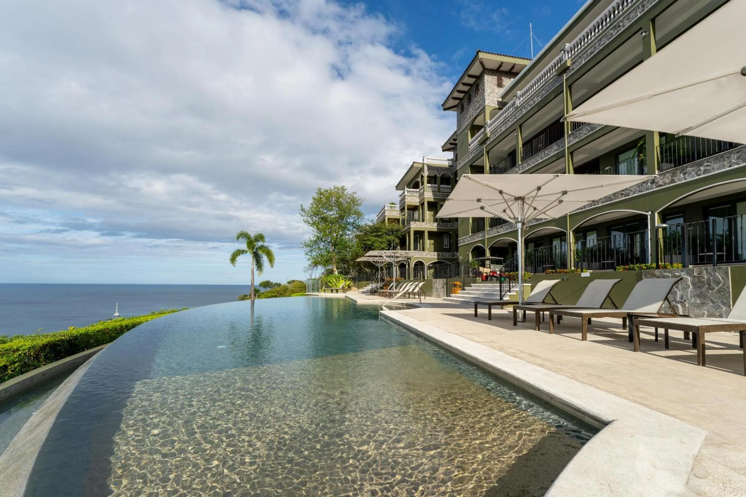 Swimming pool in 360 Splendor Del Pacifico Residences