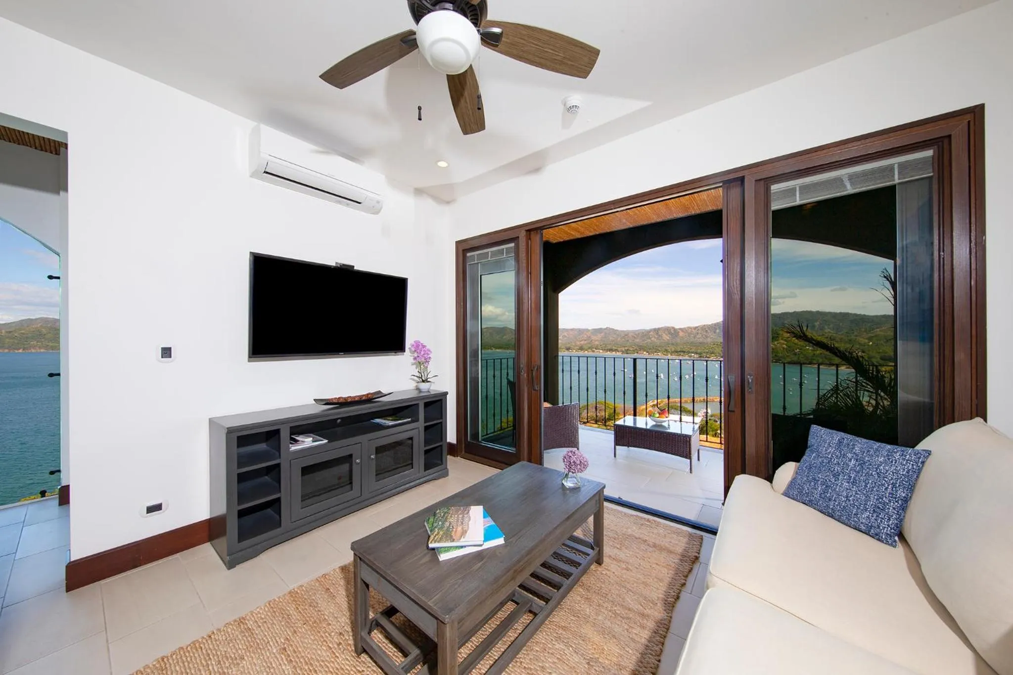Living room in 360 Splendor Del Pacifico Residences