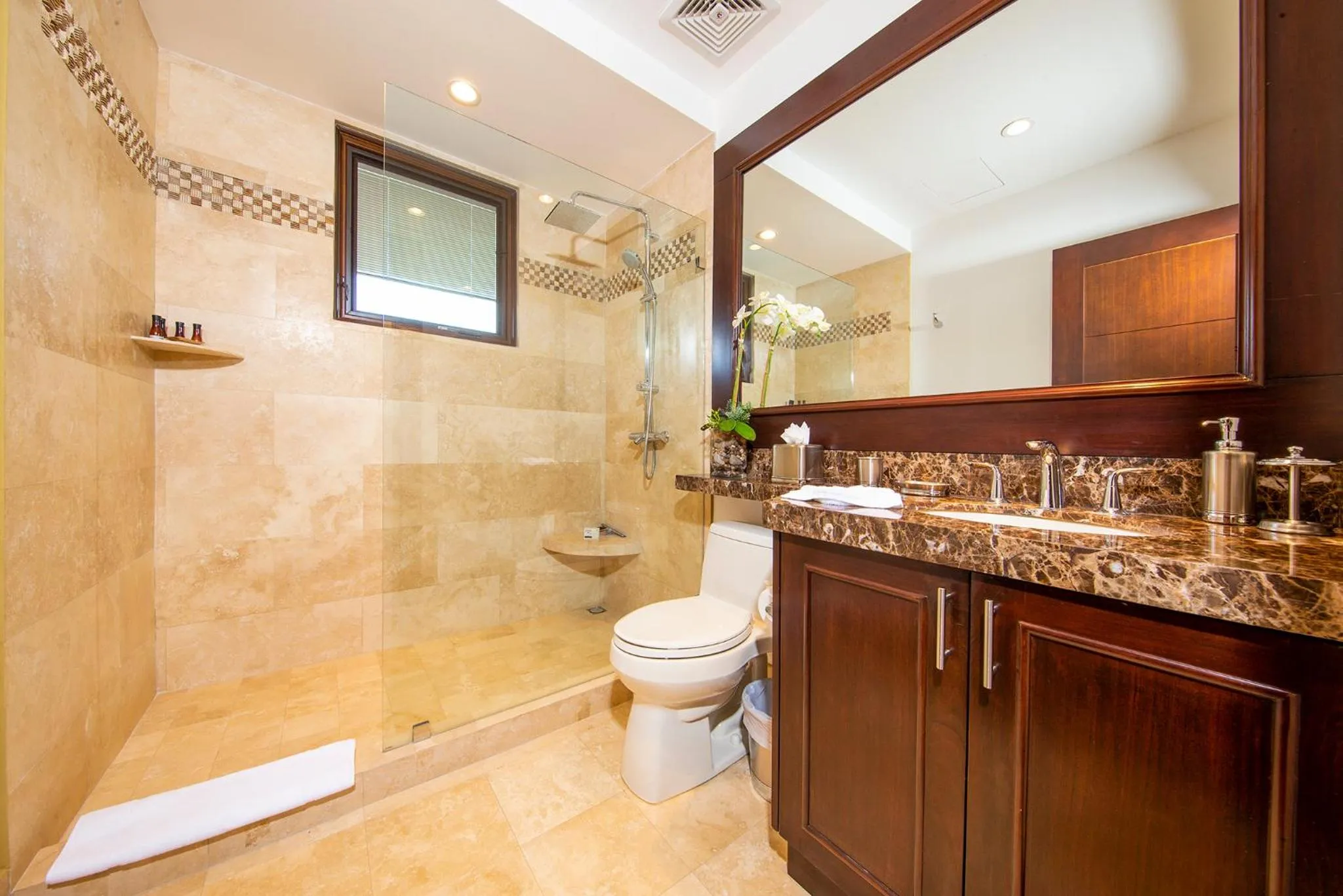 Bathroom in 360 Splendor Del Pacifico Residences