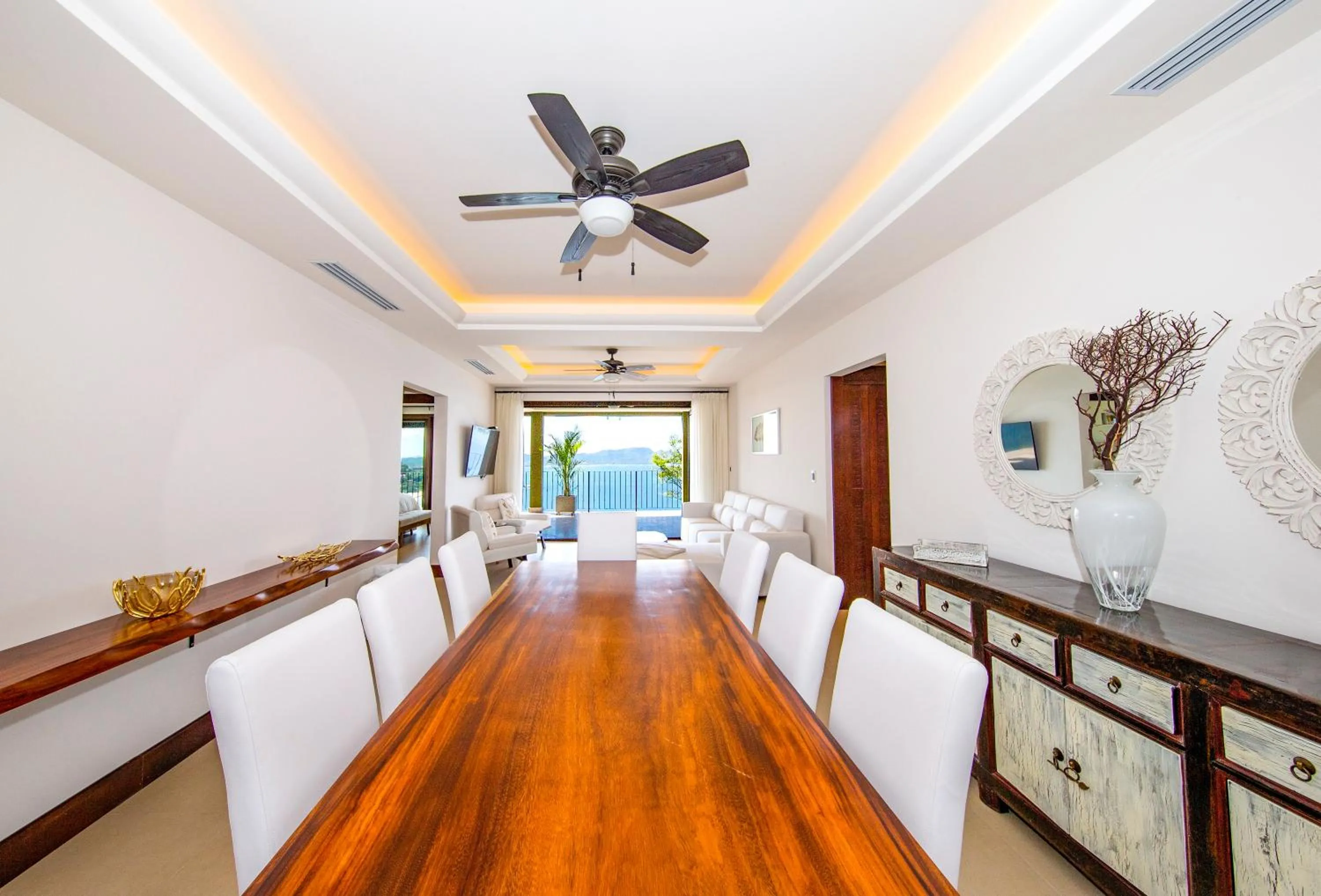 Dining area in 360 Splendor Del Pacifico Residences