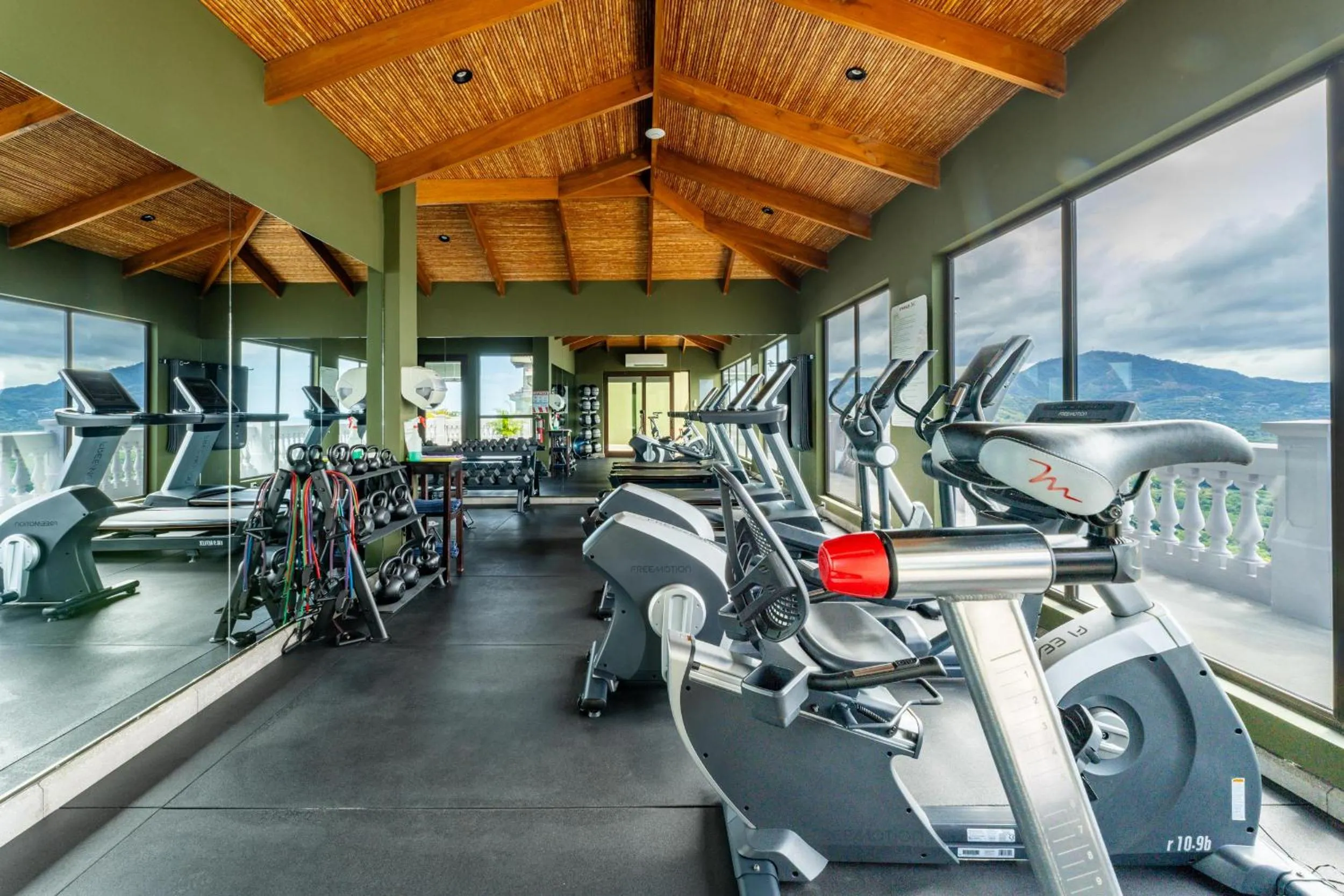 360 Splendor Del Pacifico Residences