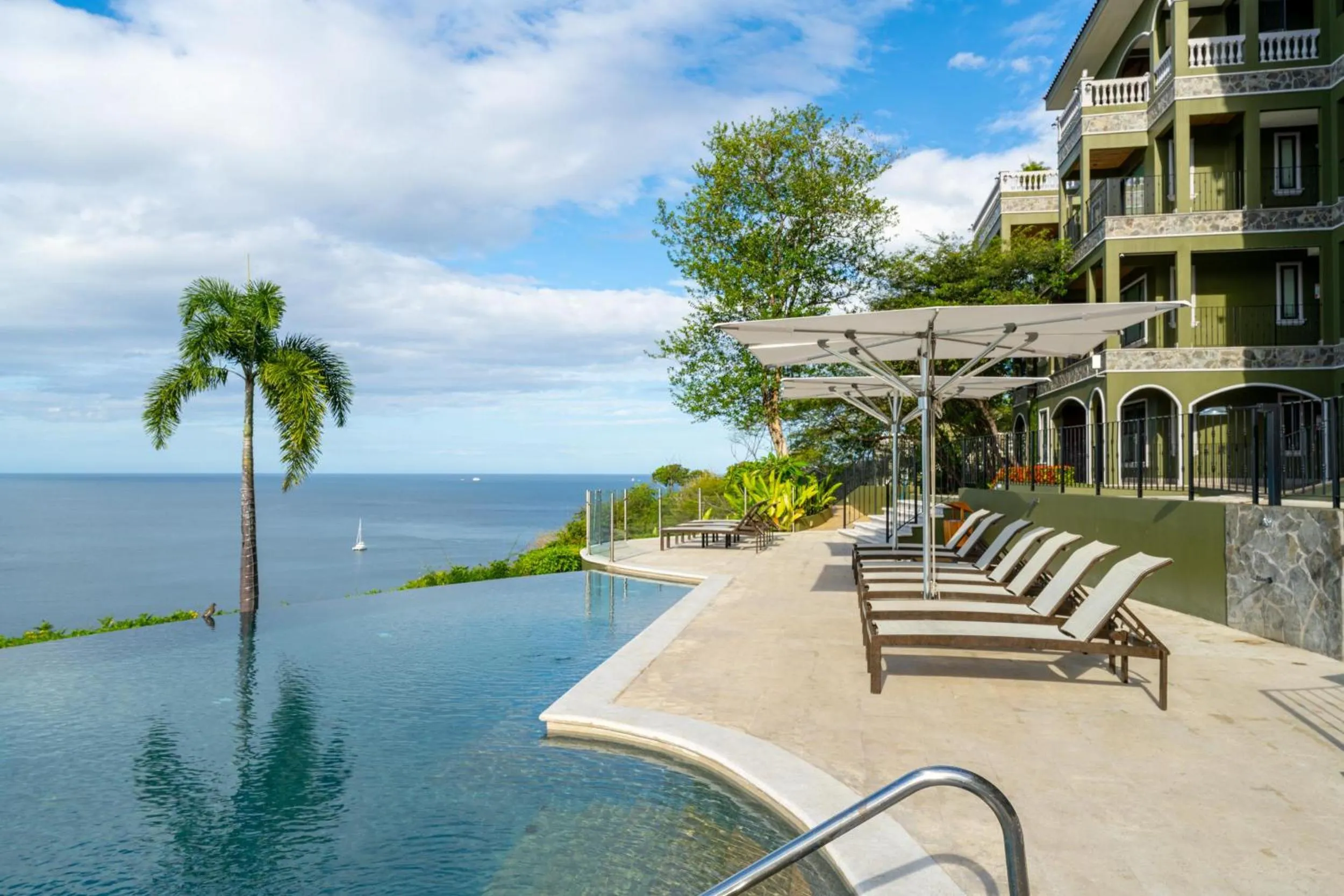 Swimming pool in 360 Splendor Del Pacifico Residences