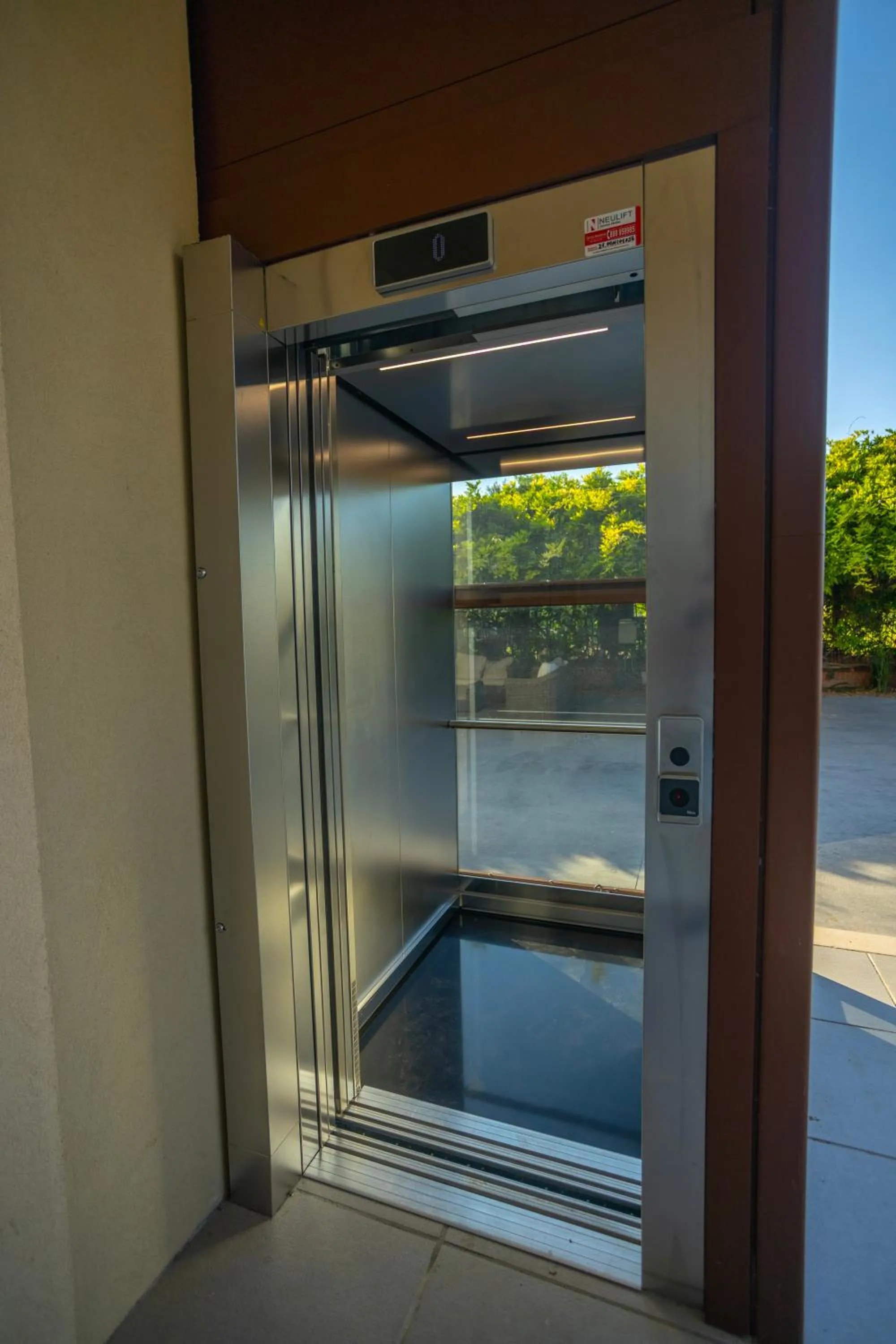 elevator in Il Gallo Con Gli Stivali