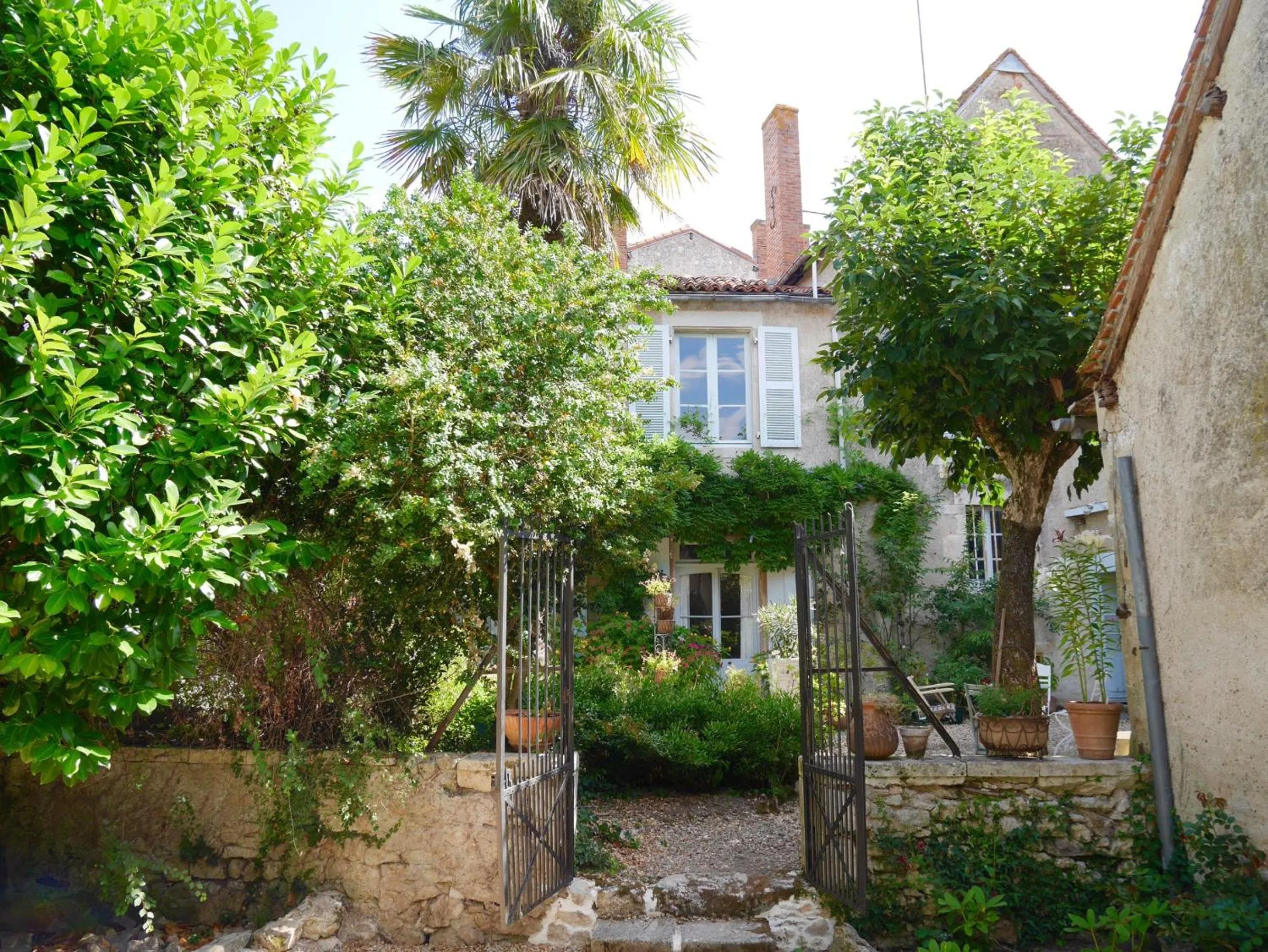 Property building in L'Arbre D'Ange