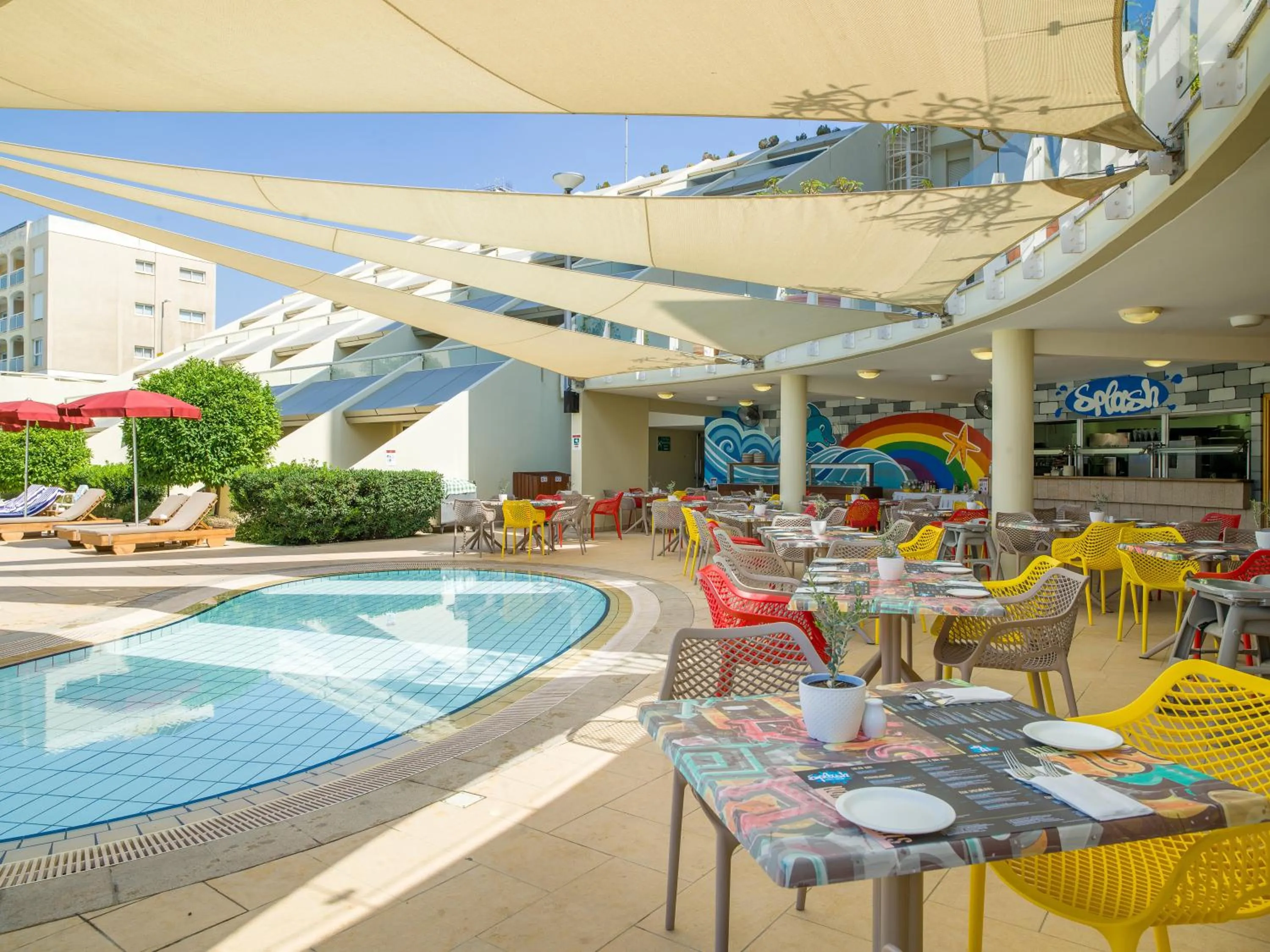 Restaurant/places to eat in St Raphael Resort