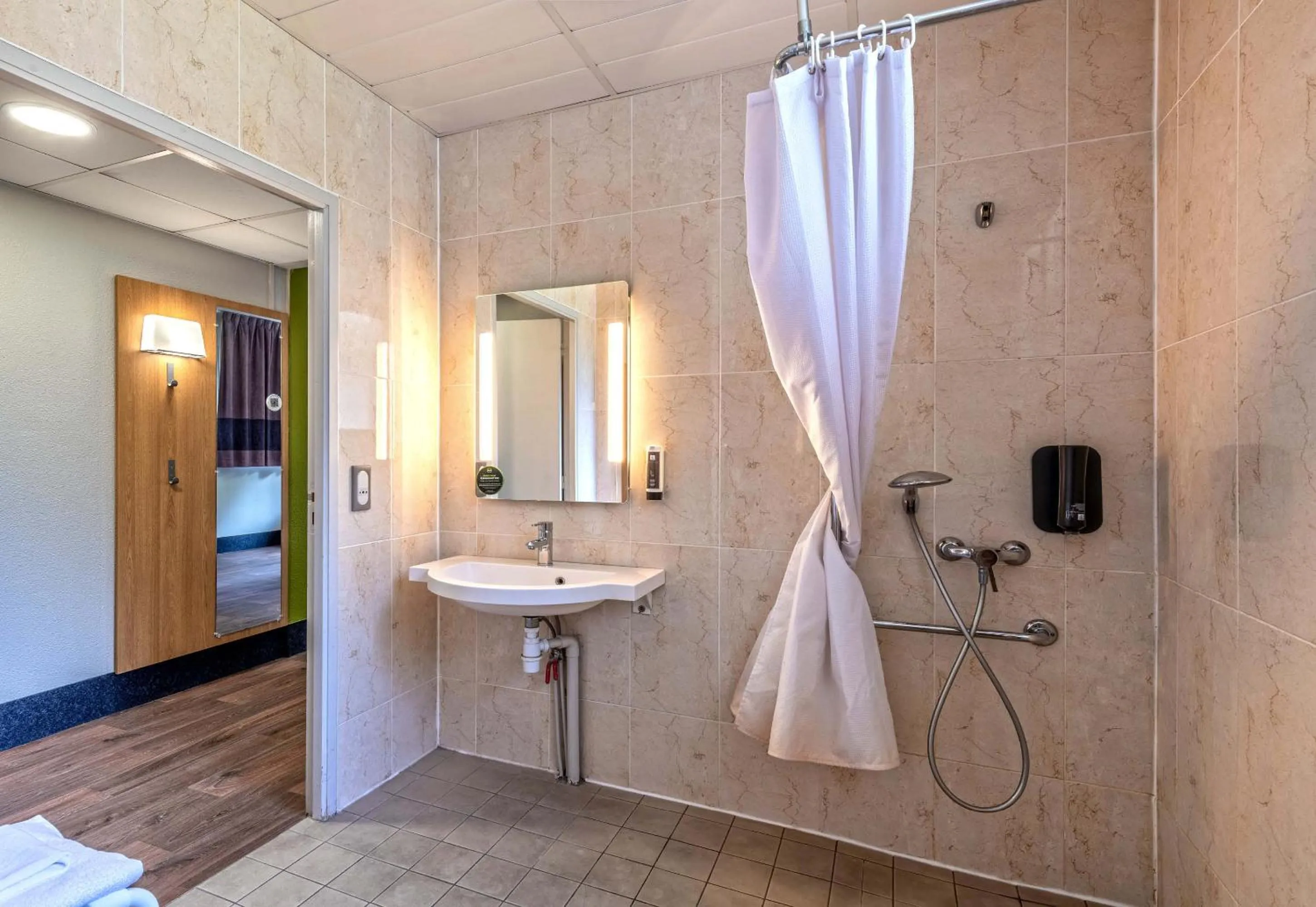 Bathroom in B&B HOTEL Quimper Sud Bénodet