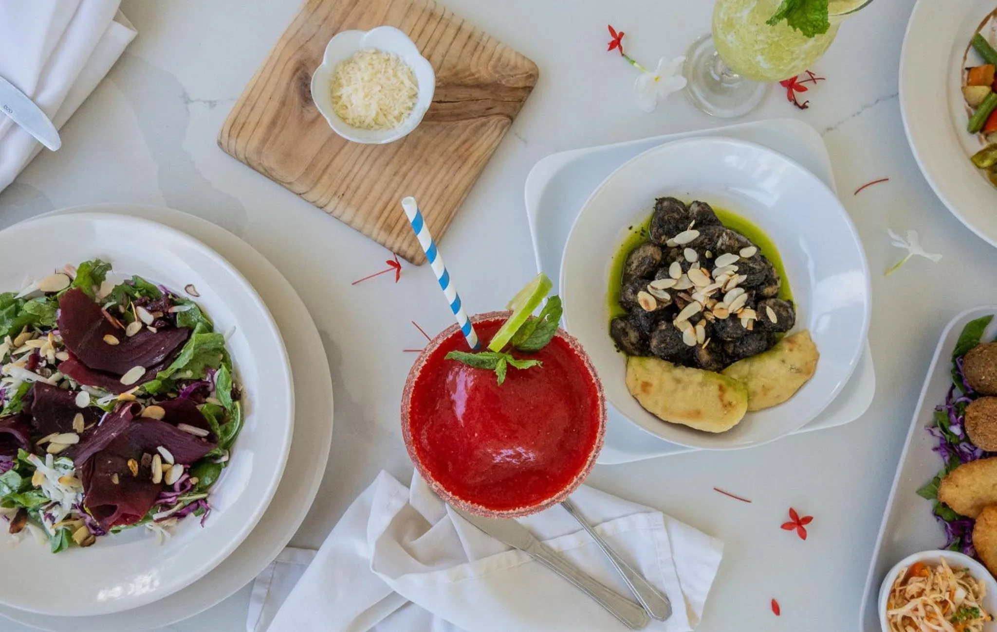 Food and drinks in El Encuentro Surf Lodge