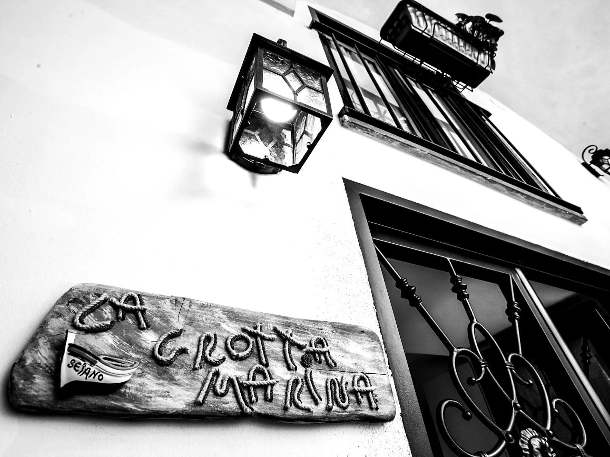 Facade/entrance in B&B La Grotta Marina