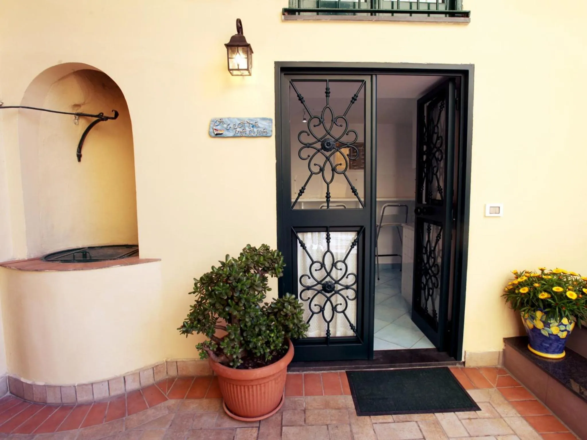 Facade/entrance in B&B La Grotta Marina