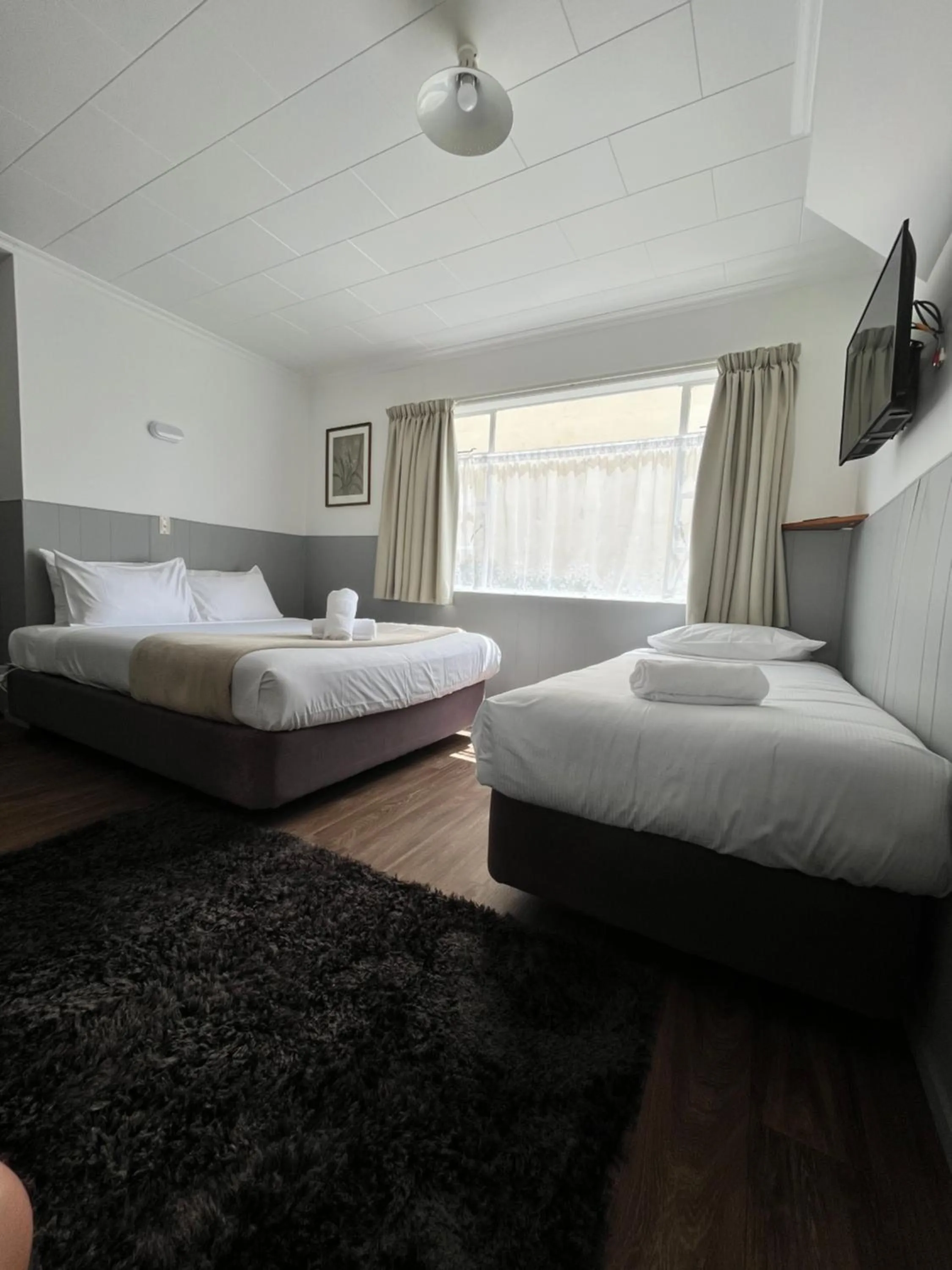 Bedroom, Bed in Bings Motel